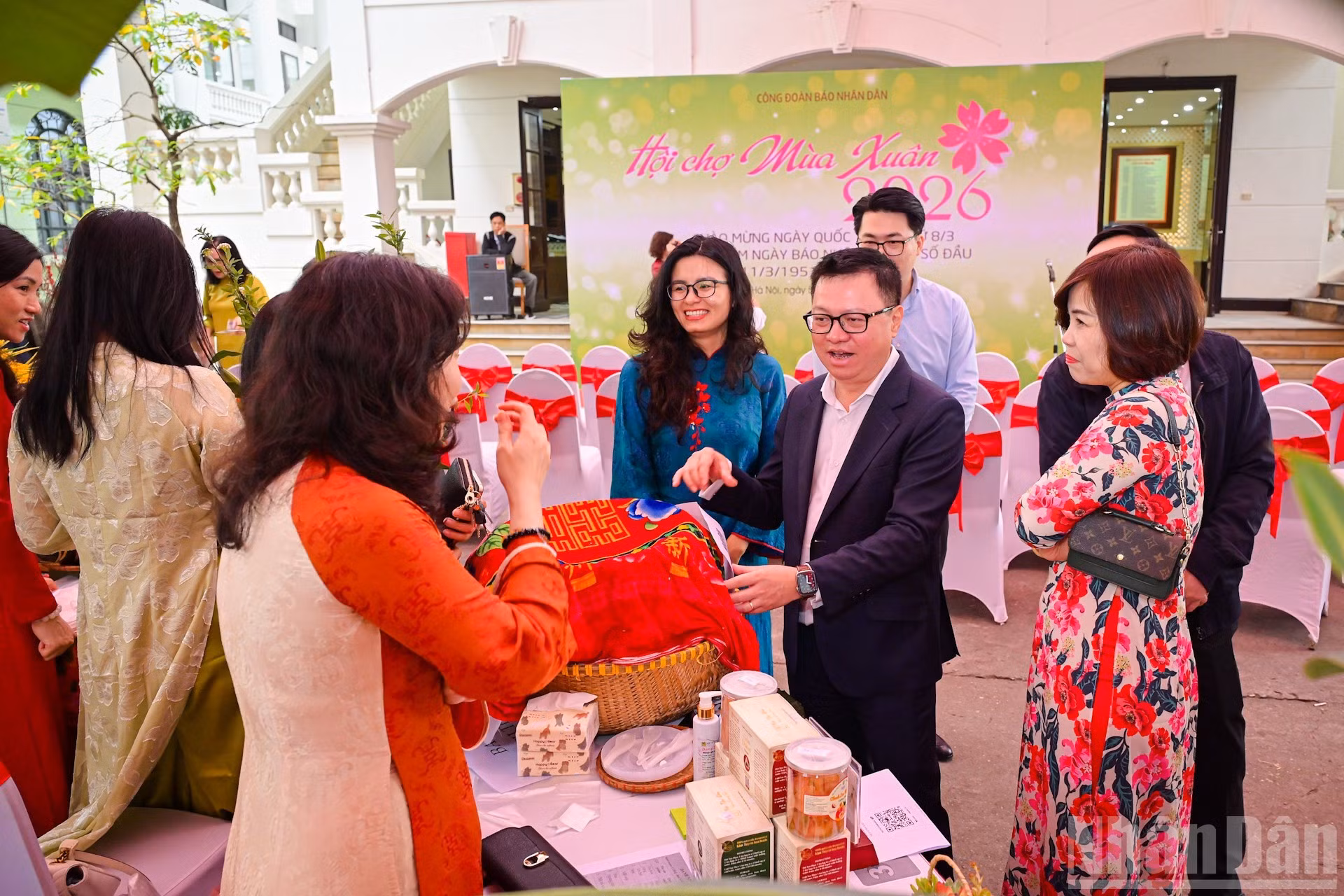 El presidente-editor de Nhan Dan, Le Quoc Minh, recorre la feria.