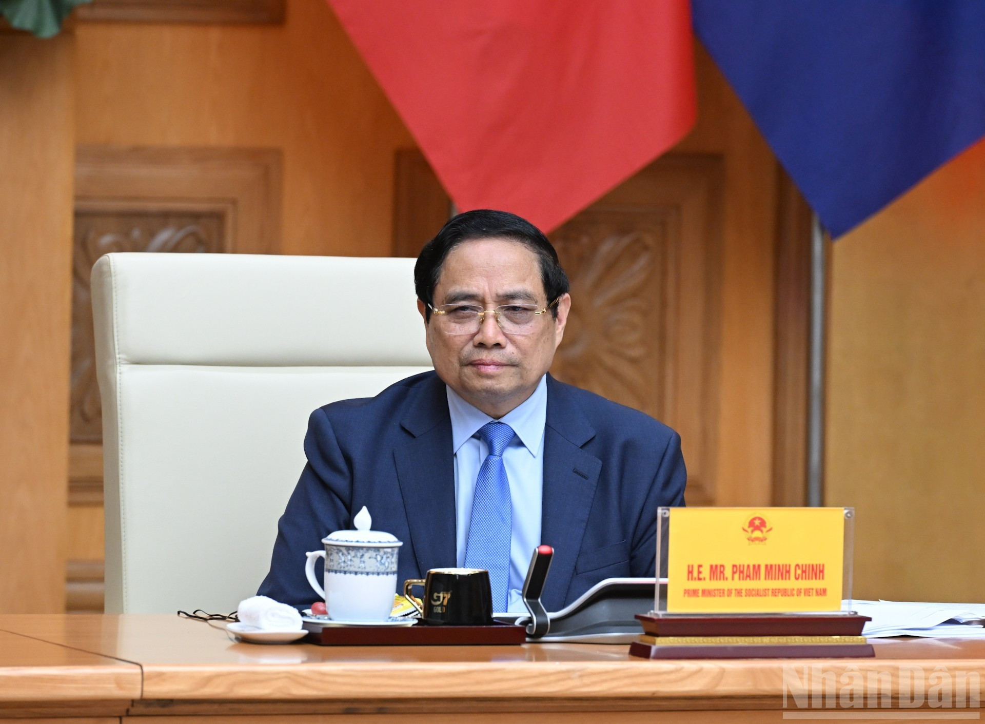 El primer ministro Pham Minh Chinh toma la palabra.