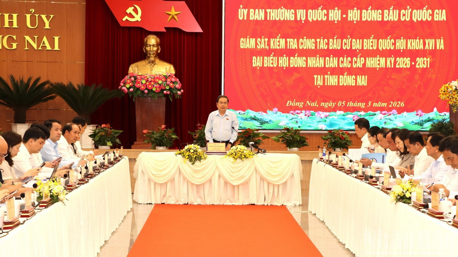 El dirigente parlamentario se reúne con el Comité Electoral de Dong Nai.