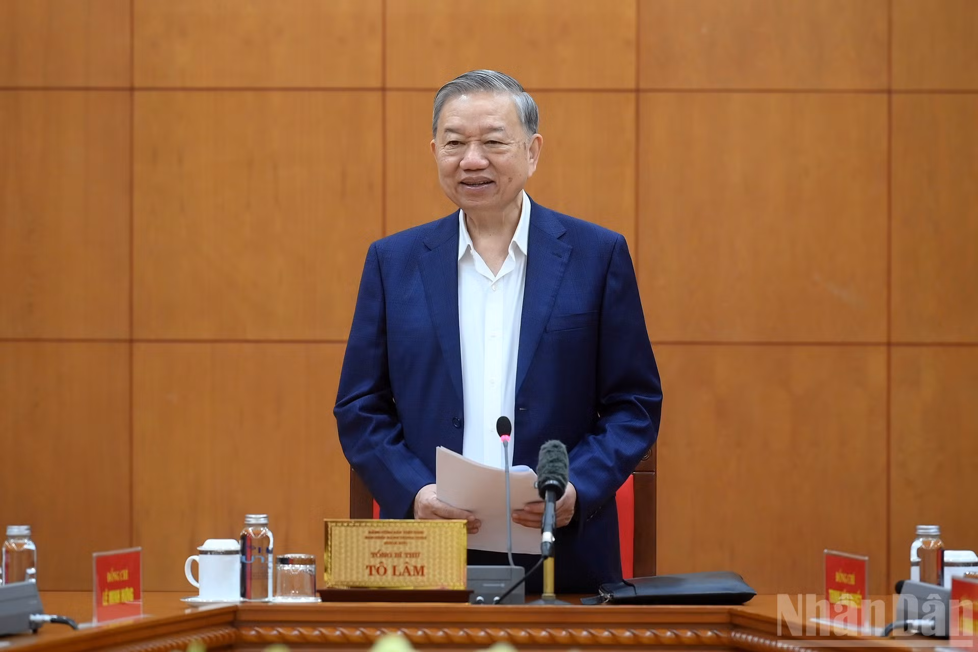 El líder del PCV da palabras.