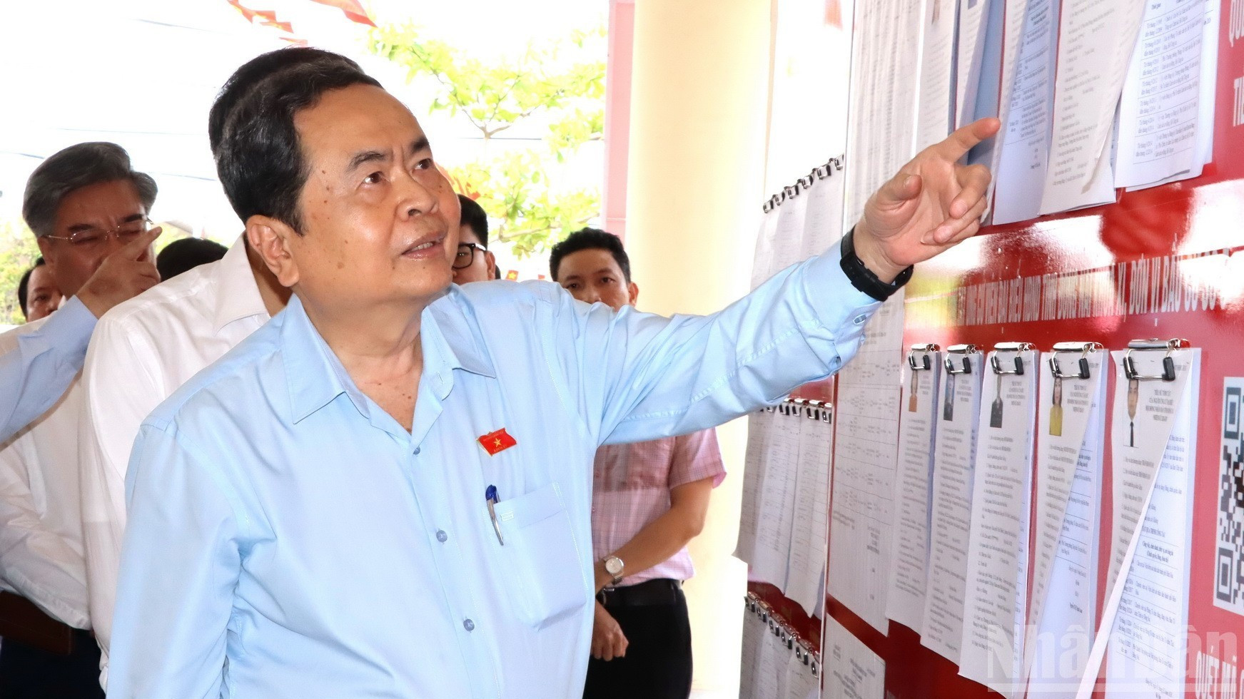 El presidente de la AN y titular del Consejo Electoral Nacional, Tran Thanh Man, ojea la lista de votantes en la circunscripción electoral 17, en el barrio de Tan Trieu.