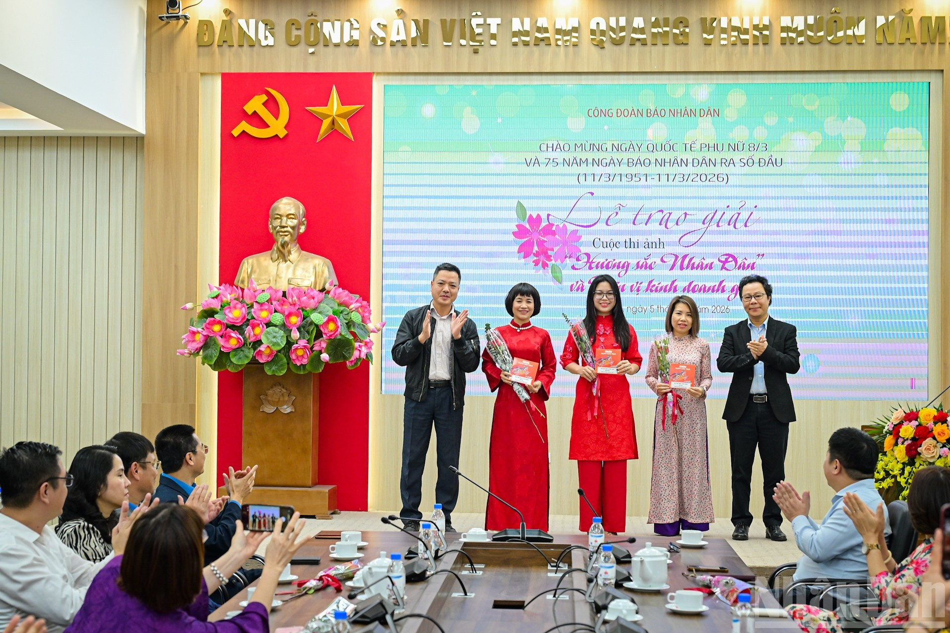 Entrega de regalos a las instancias sindicales que obtienen mayores ganancias en la feria.
