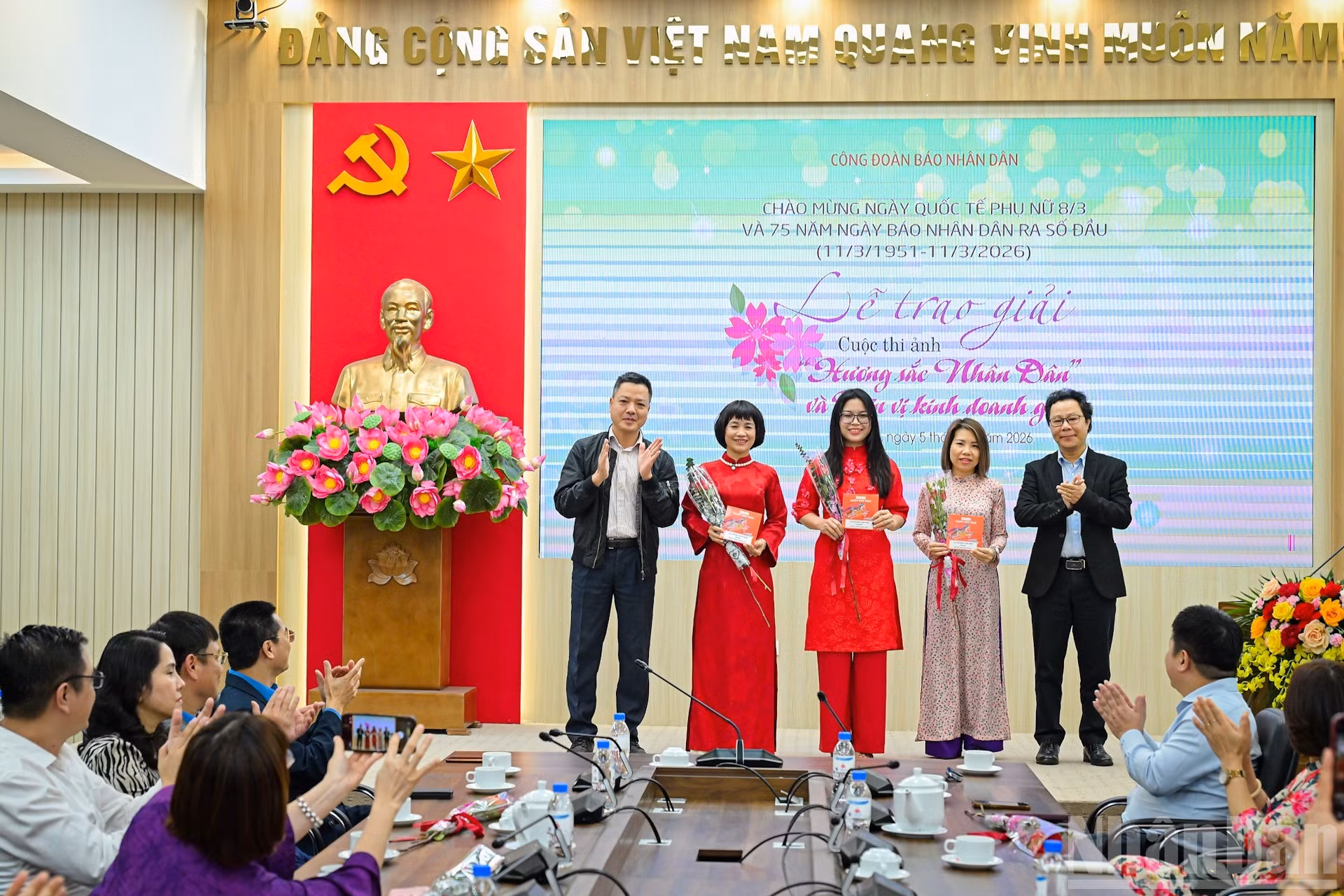 Entrega de regalos a las instancias sindicales que obtienen mayores ganancias en la feria.