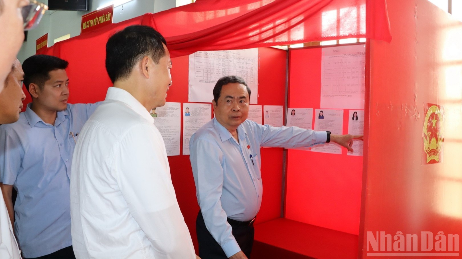 El presidente de la AN y titular del Consejo Electoral Nacional, Tran Thanh Man, inspecciona la circunscripción electoral 17, en el barrio de Tan Trieu.