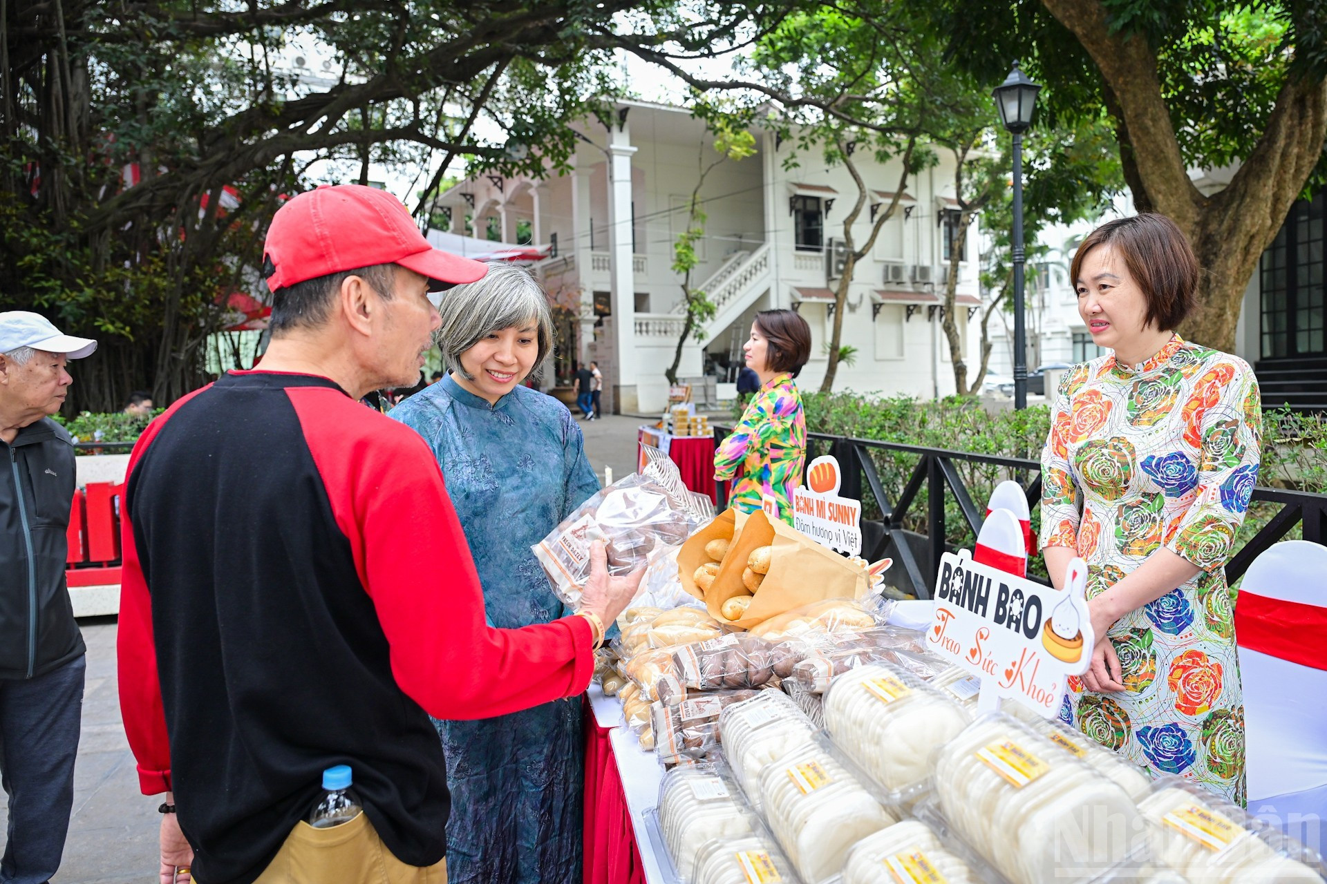 Ciudadanos y turistas visitan la feria.