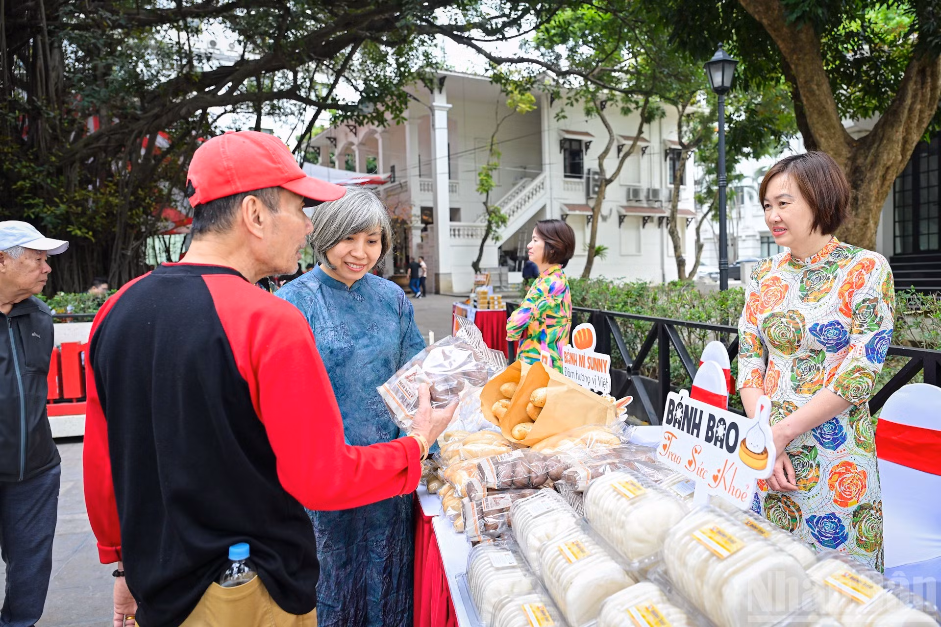 Ciudadanos y turistas visitan la feria.
