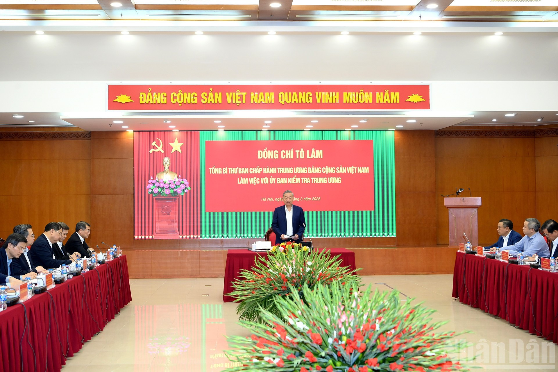 Escena de la reunión efectuada hoy entre el secretario general del Partido Comunista de Vietnam, To Lam, y la Comisión de Control Disciplinario del Comité Central del Partido.