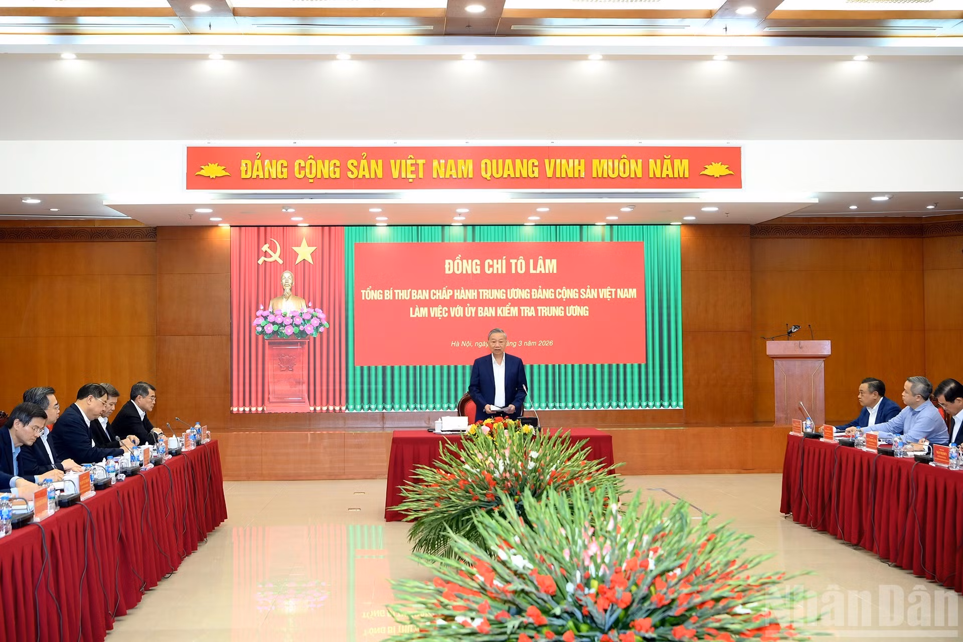 Escena de la reunión efectuada hoy entre el secretario general del Partido Comunista de Vietnam, To Lam, y la Comisión de Control Disciplinario del Comité Central del Partido.