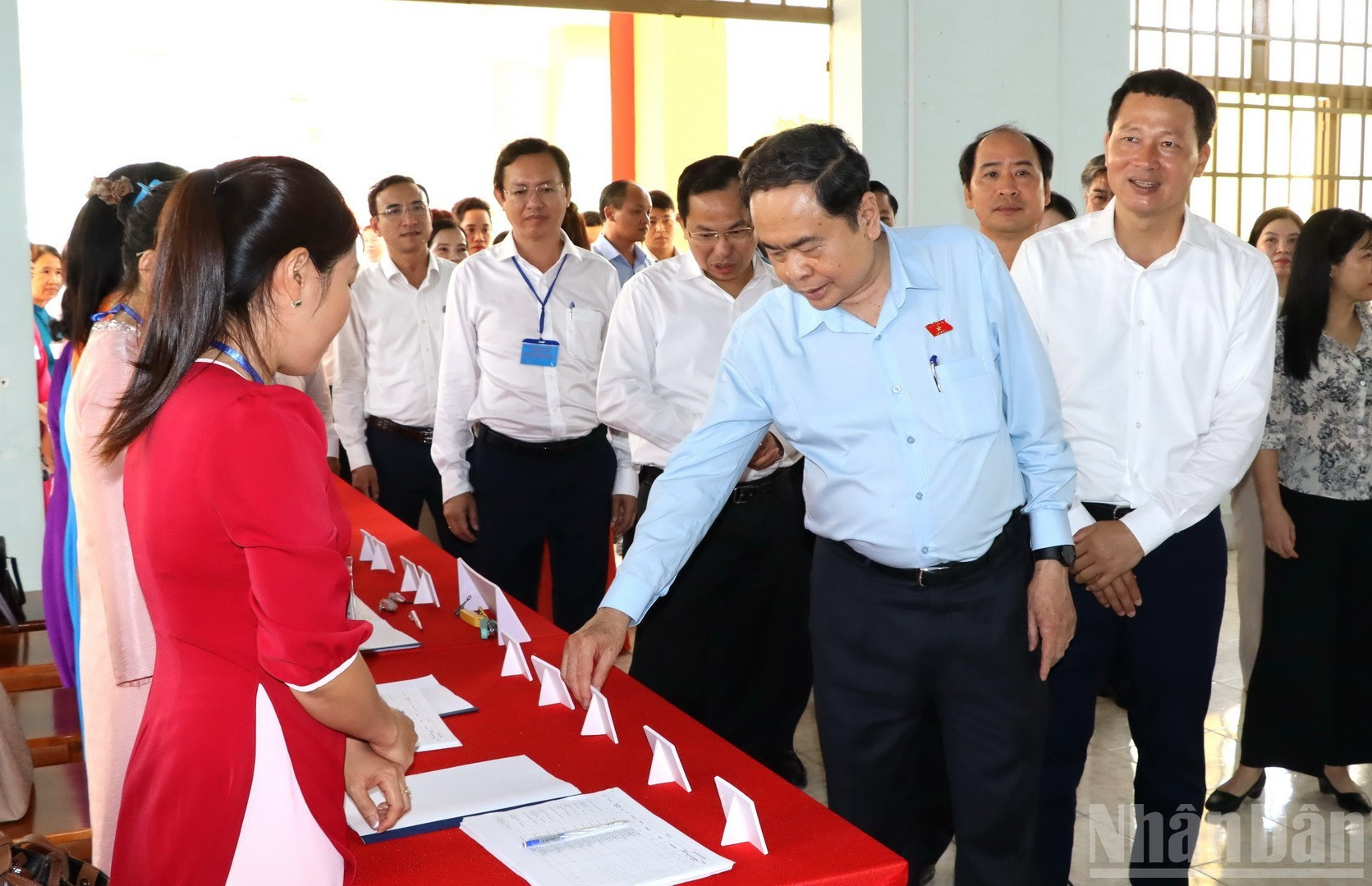 El dirigente chequea la mesa de votación en la circunscripción electoral 17, en el barrio de Tan Trieu.