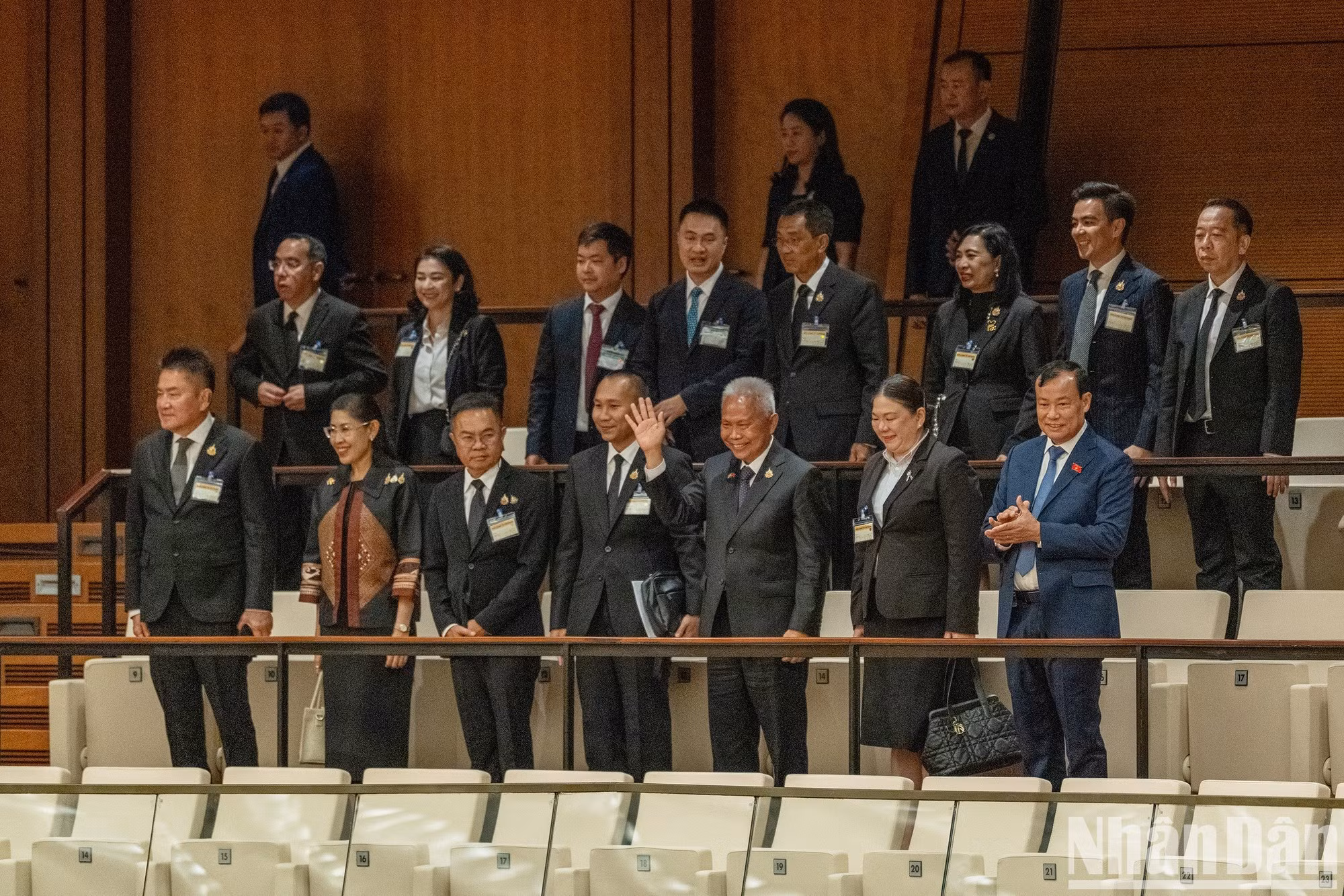El presidente de la Asamblea Nacional y de la Cámara de Representantes de Tailandia, Sophon Zaram, presencia una sesión de la primera reunión extraordinaria de la Asamblea Nacional de Vietnam de la XVI legislatura.