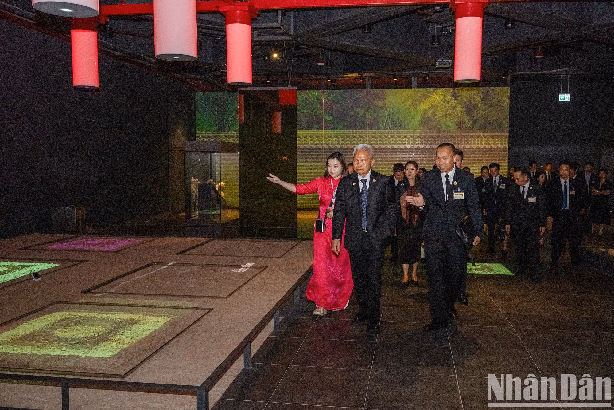 El dirigente tailandés visita la zona de exposición subterránea del sitio.