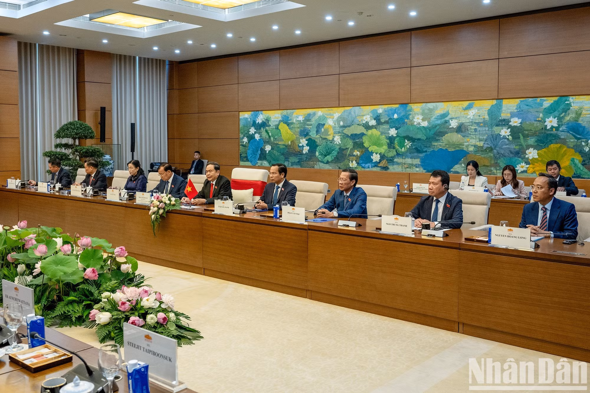 El presidente de la Asamblea Nacional de Vietnam, Tran Thanh Man, y otros representantes del país anfitrión.