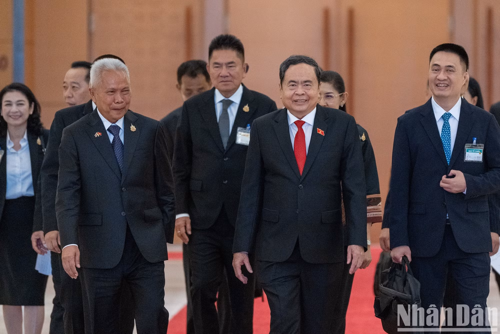 El presidente de la Asamblea Nacional de Vietnam, Tran Thanh Man, y el titular de la Asamblea Nacional y de la Cámara de Representantes de Tailandia, Sophon Zaram.