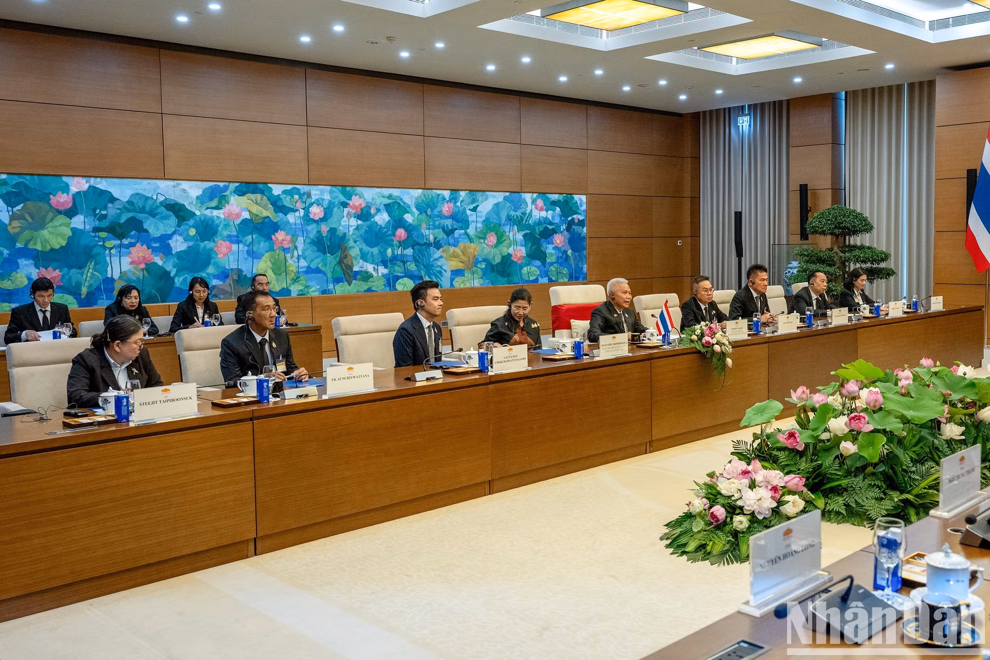 El presidente de la Asamblea Nacional y de la Cámara de Representantes de Tailandia, Sophon Zaram, y miembros de la delegación siamesa.