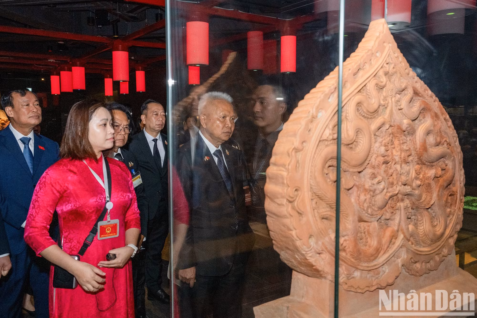 Sophon Zaram y sus acompañantes recorren la zona de exposición subterránea de la Casa Parlamentaria de Vietnam.