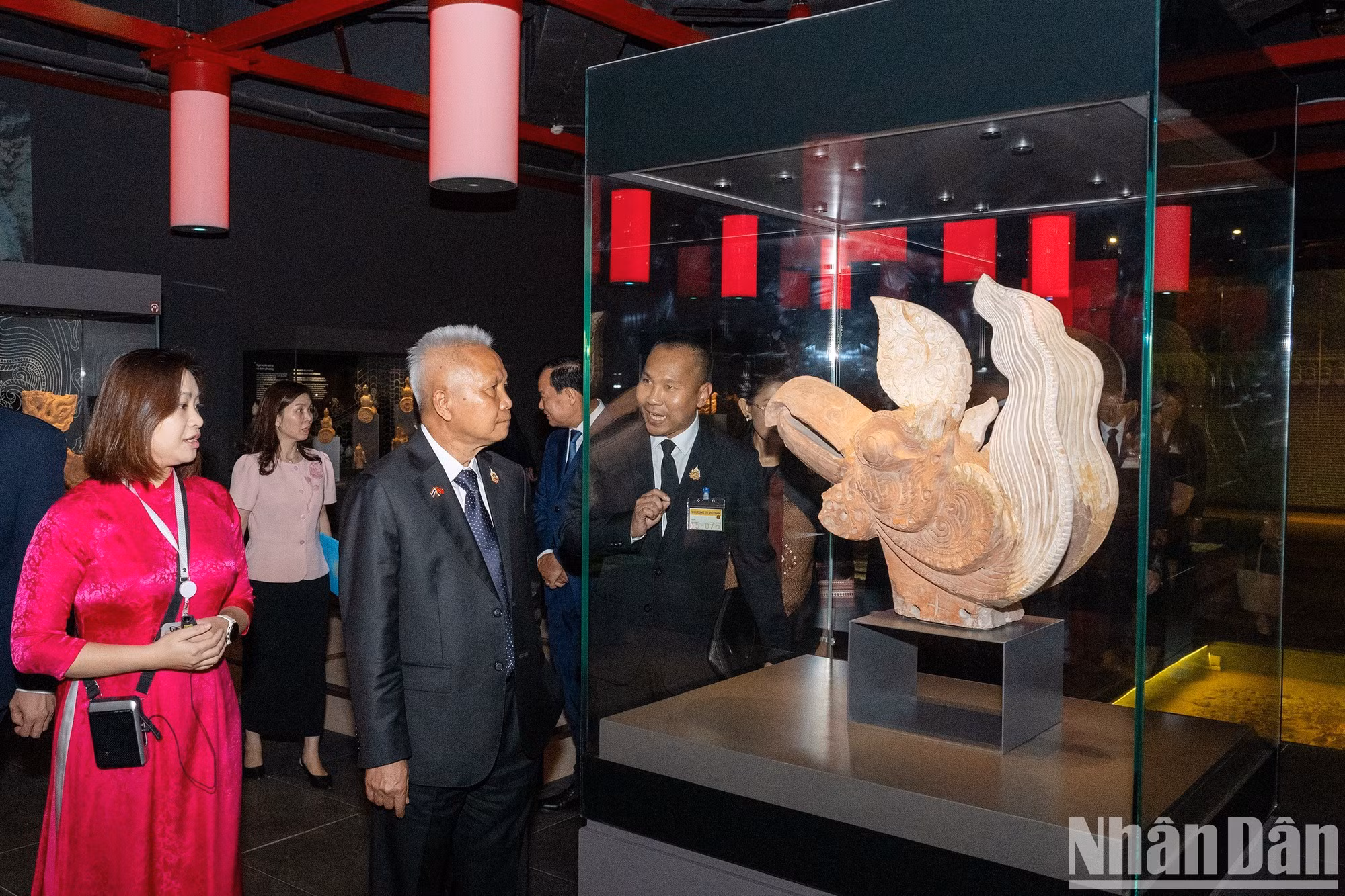 Sophon Zaram y sus acompañantes recorren la zona de exposición subterránea de la Casa Parlamentaria de Vietnam.