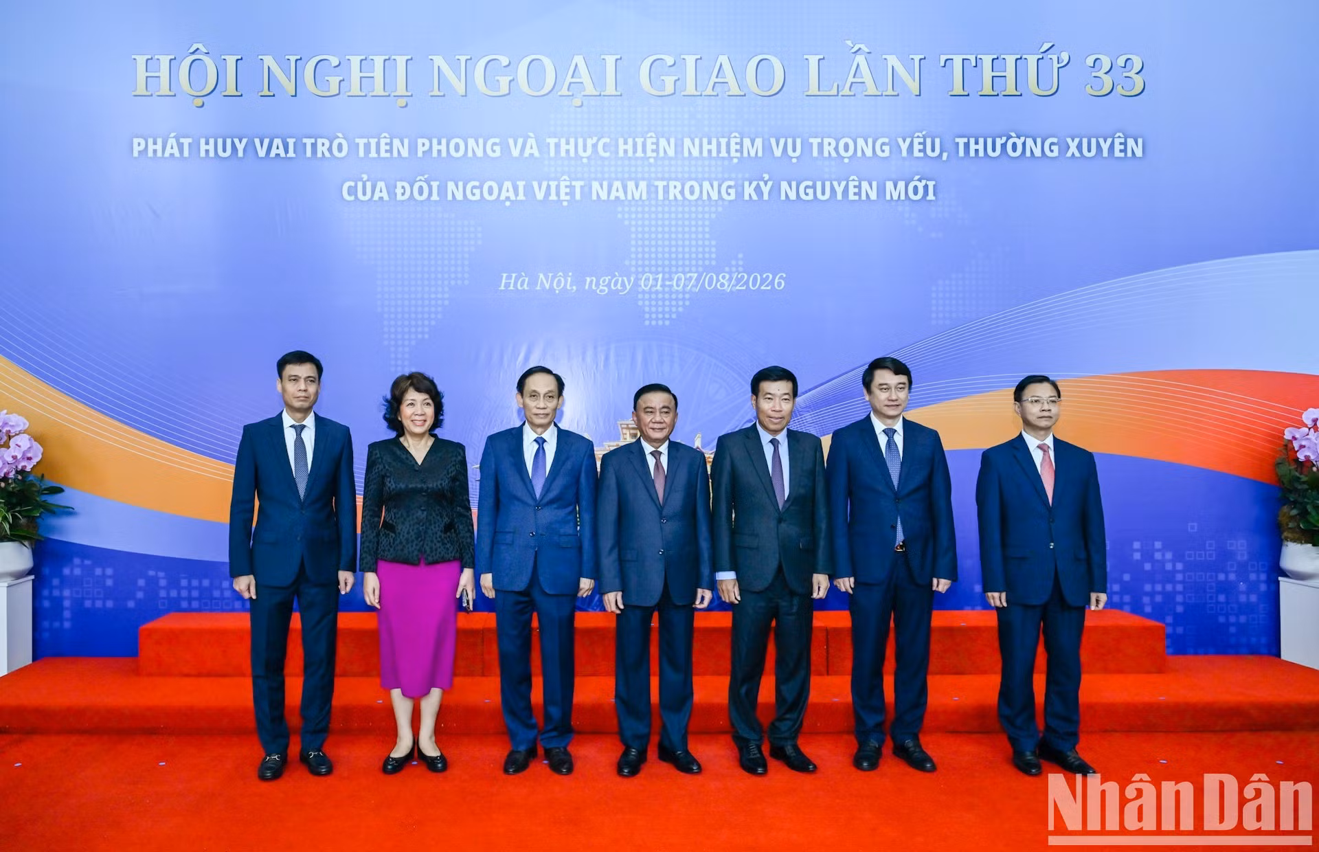 El integrante del Buró Político y miembro permanente del Secretariado del Comité Central del Partido Comunista de Vietnam, Tran Cam Tu (centro), y dirigentes del Ministerio de Relaciones Exteriores.