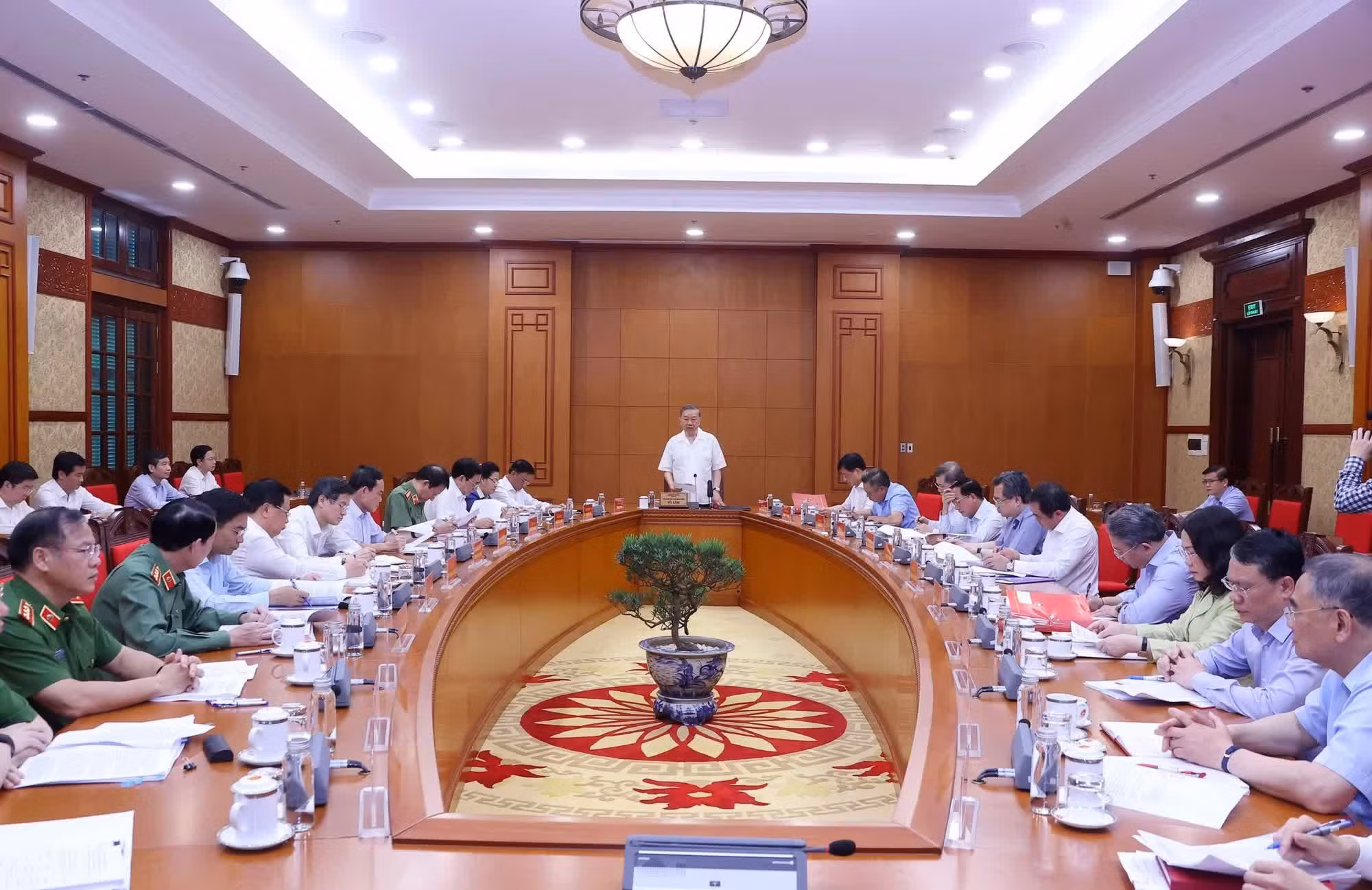 El secretario general del Partido Comunista y presidente de Vietnam, To Lam, pronuncia directrices en la reunión.