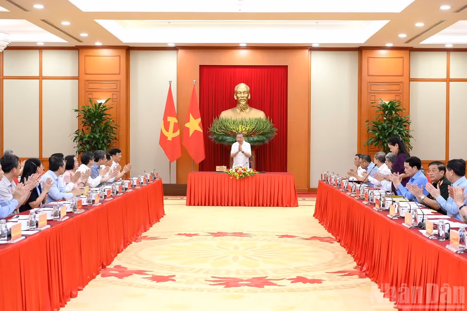 El secretario general del Partido Comunista y presidente de Vietnam, To Lam, dirige la reunión.