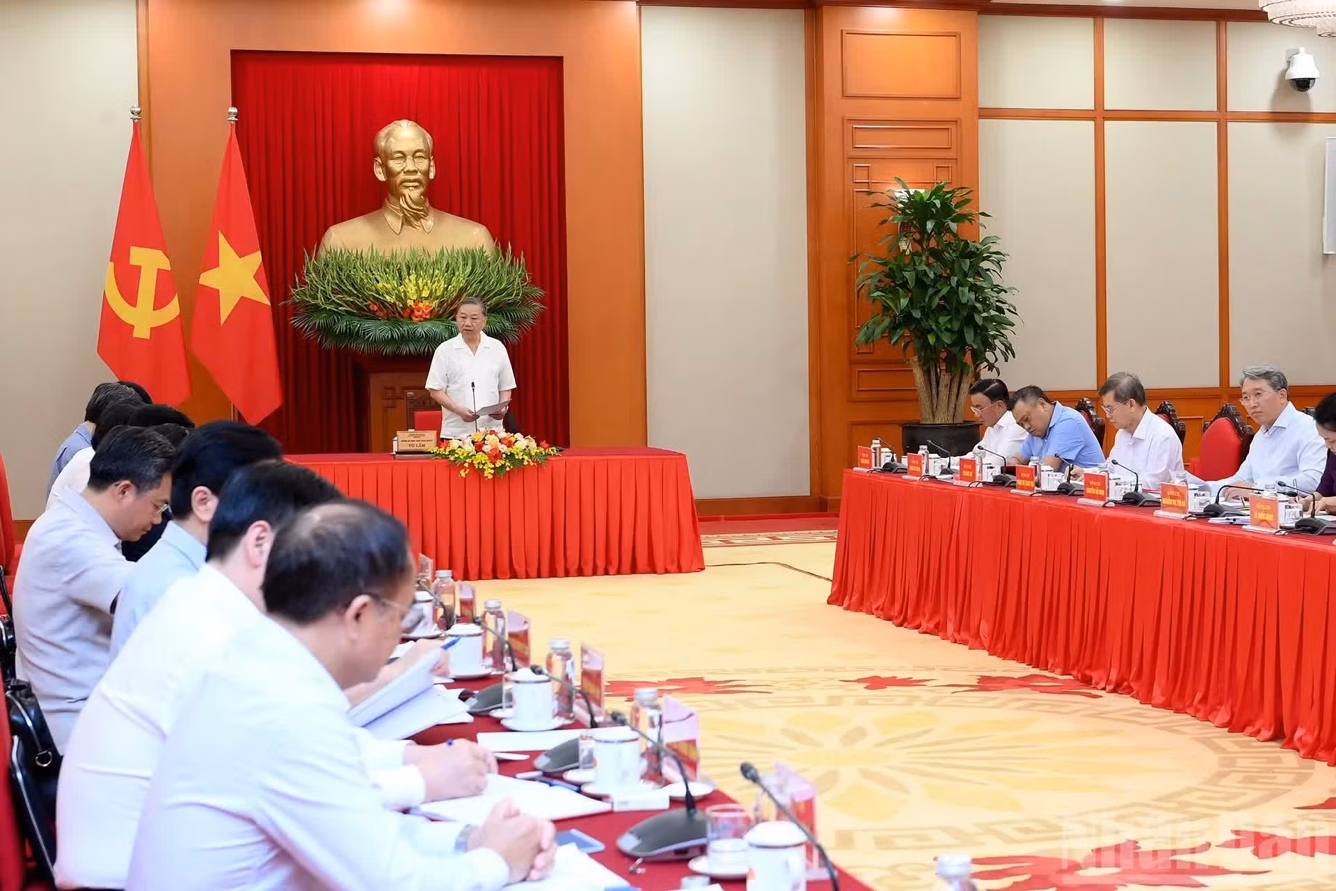 El secretario general del Partido Comunista y presidente de Vietnam, To Lam, dirige la reunión.