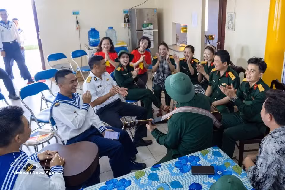 Soldados de las plataformas DK1 participan en una actividad de intercambio cultural y artístico con una delegación de trabajo desde tierra firme