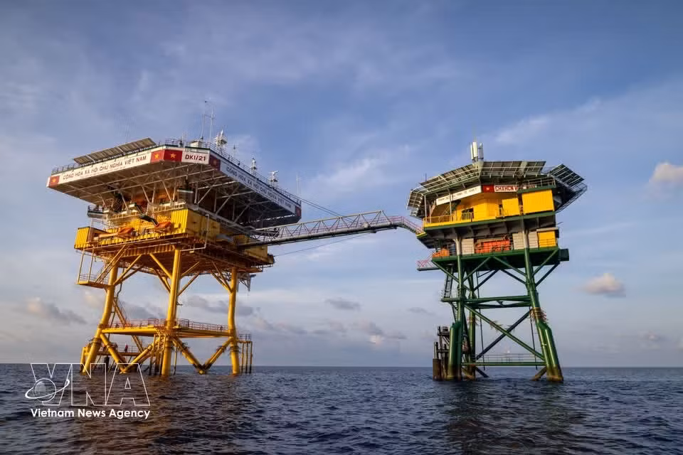Las sólidas estructuras de acero se alzan firmes en medio del océano.