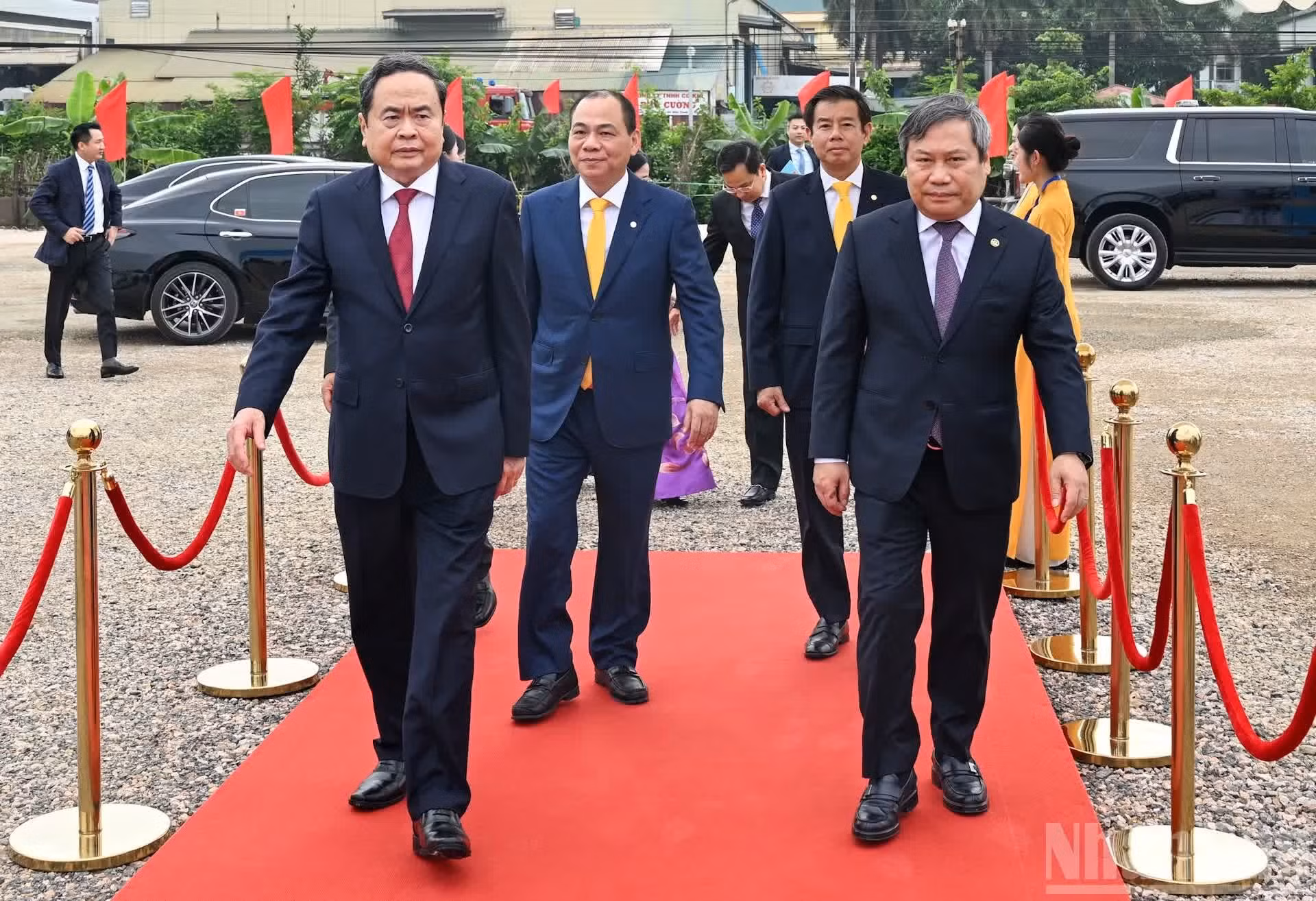 El presidente de la Asamblea Nacional de Vietnam, Tran Thanh Man (de corbata borgoña), llega a la ceremonia.