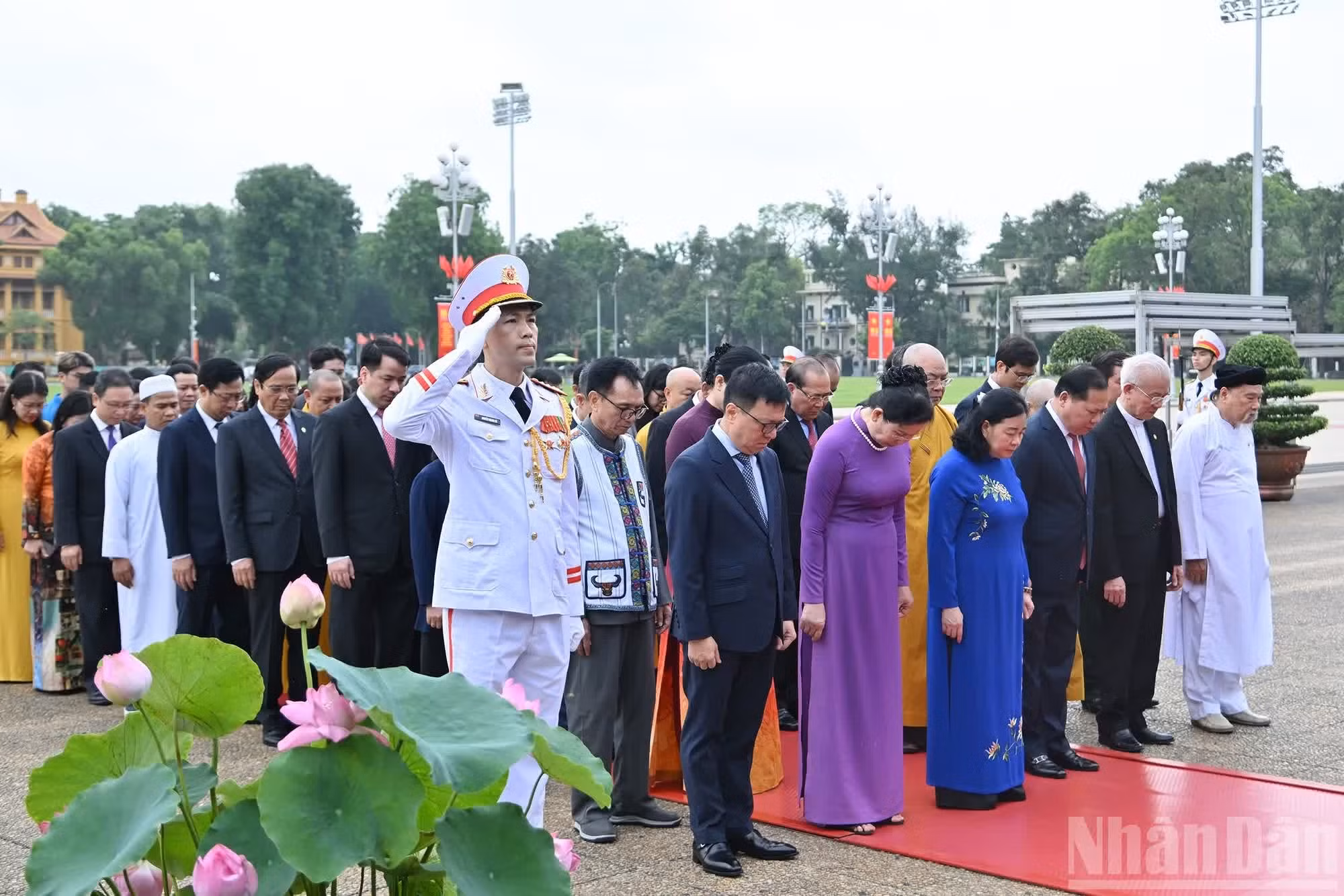 Los representantes del Comité Central del Frente de la Patria de Vietnam en el acto.
