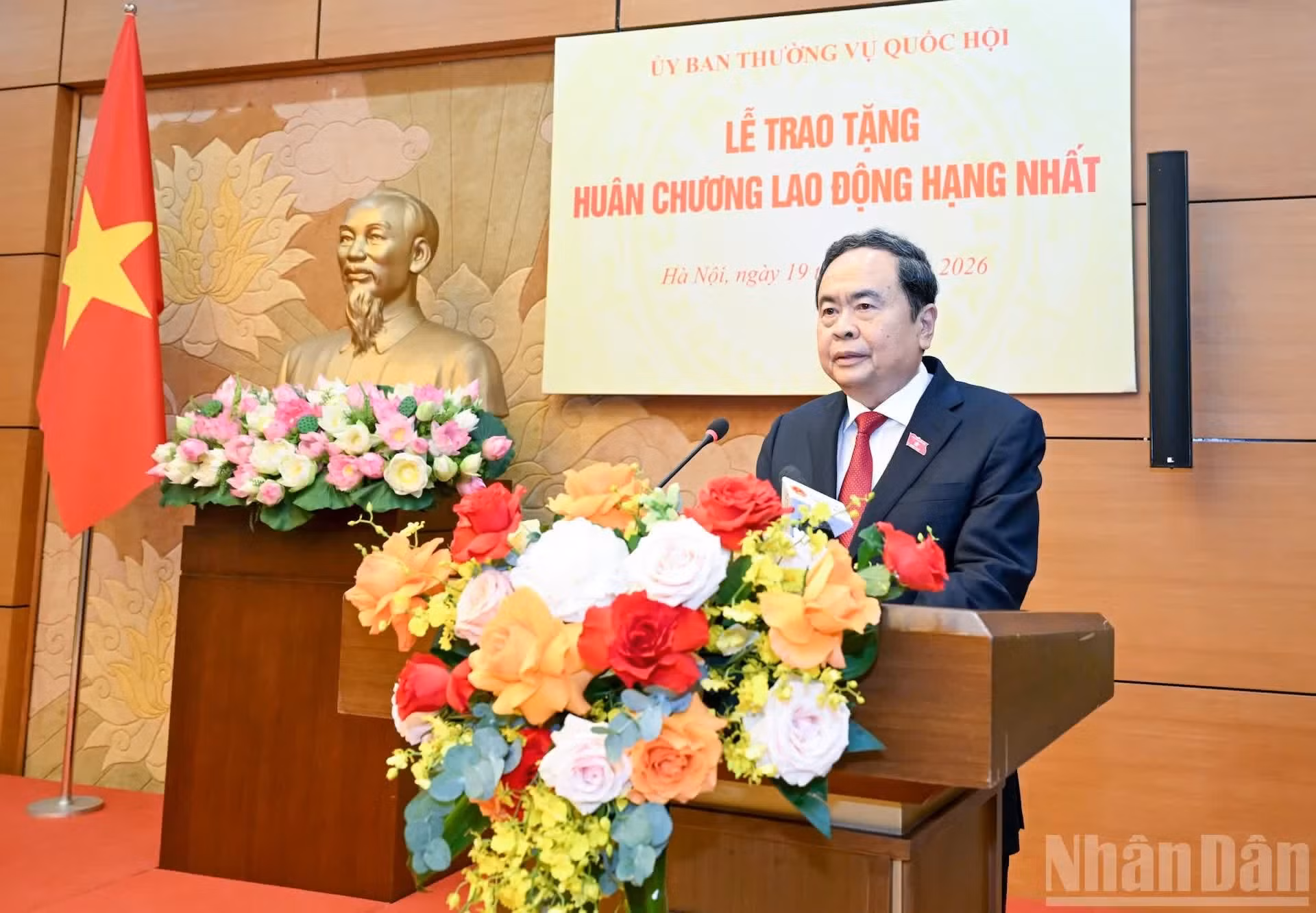 El presidente de la Asamblea Nacional de Vietnam, Tran Thanh Man, da palabras.