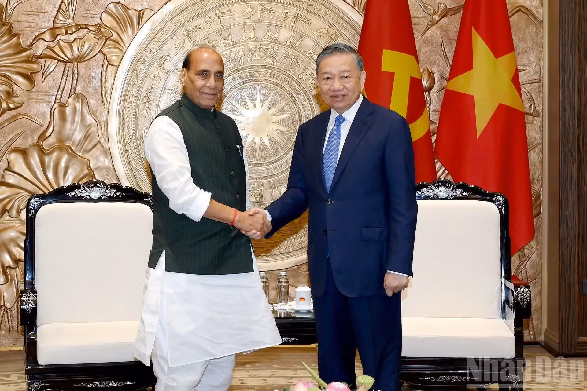 El secretario general del Partido Comunista y presidente de Vietnam, To Lam, y el ministro de Defensa de la India, Rajnath Singh.