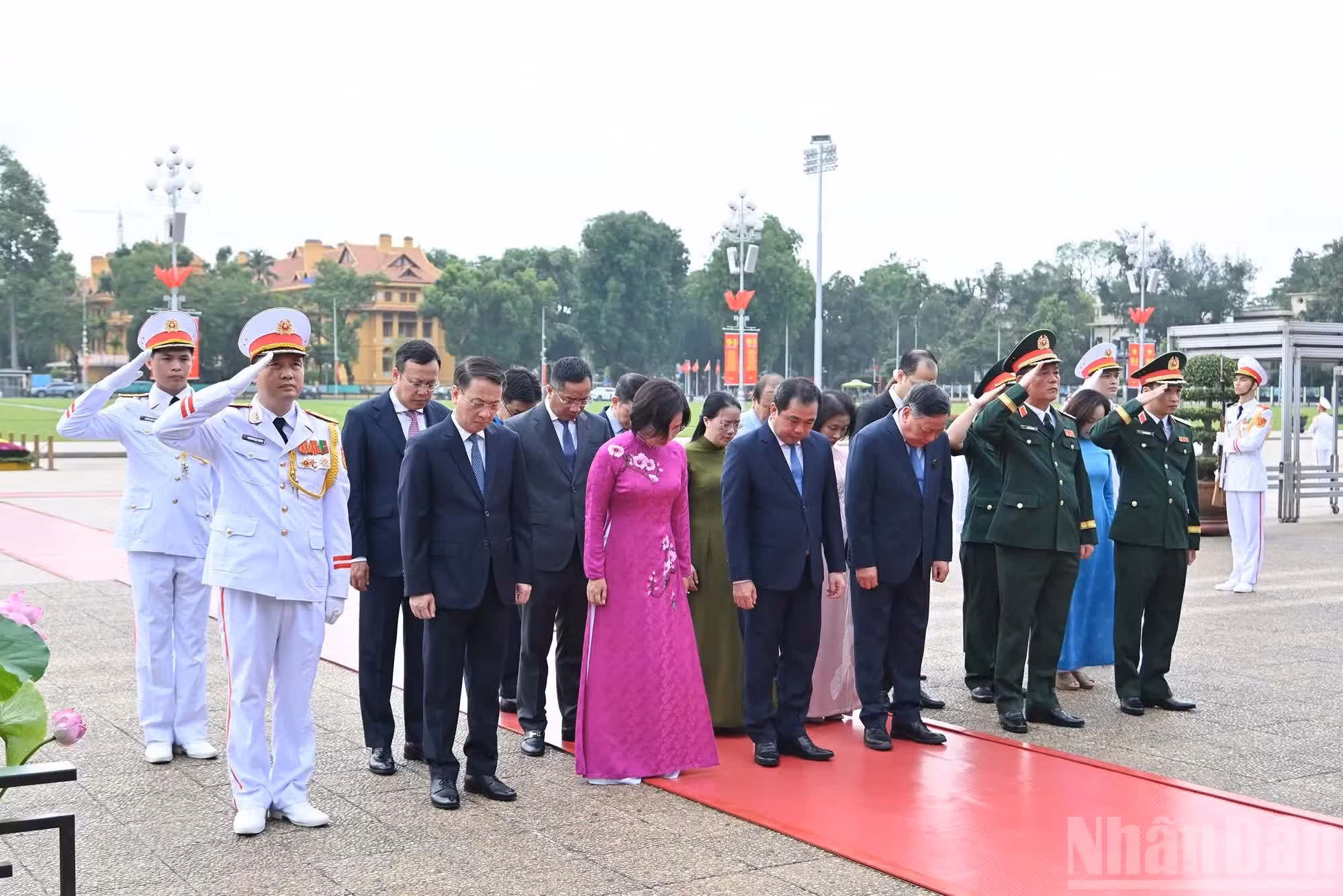 Los delegados del Comité del Partido, el Consejo Popular, el Comité Popular y la filial del Frente de la Patria de Vietnam en Hanói realizan el ritual de tributo.