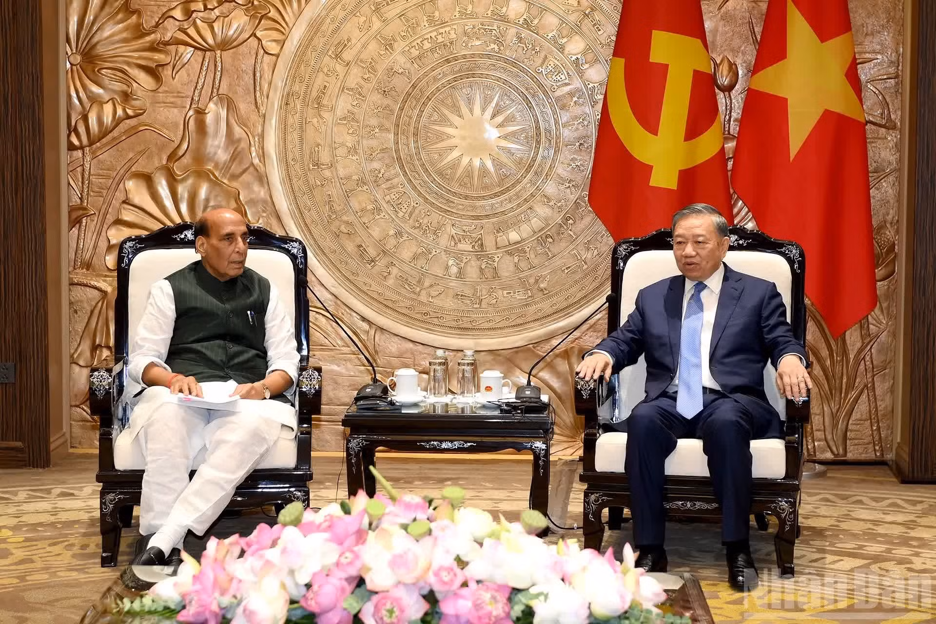 Escena de la reunión entre el secretario general del Partido Comunista y presidente de Vietnam, To Lam, y el ministro de Defensa de la India, Rajnath Singh.