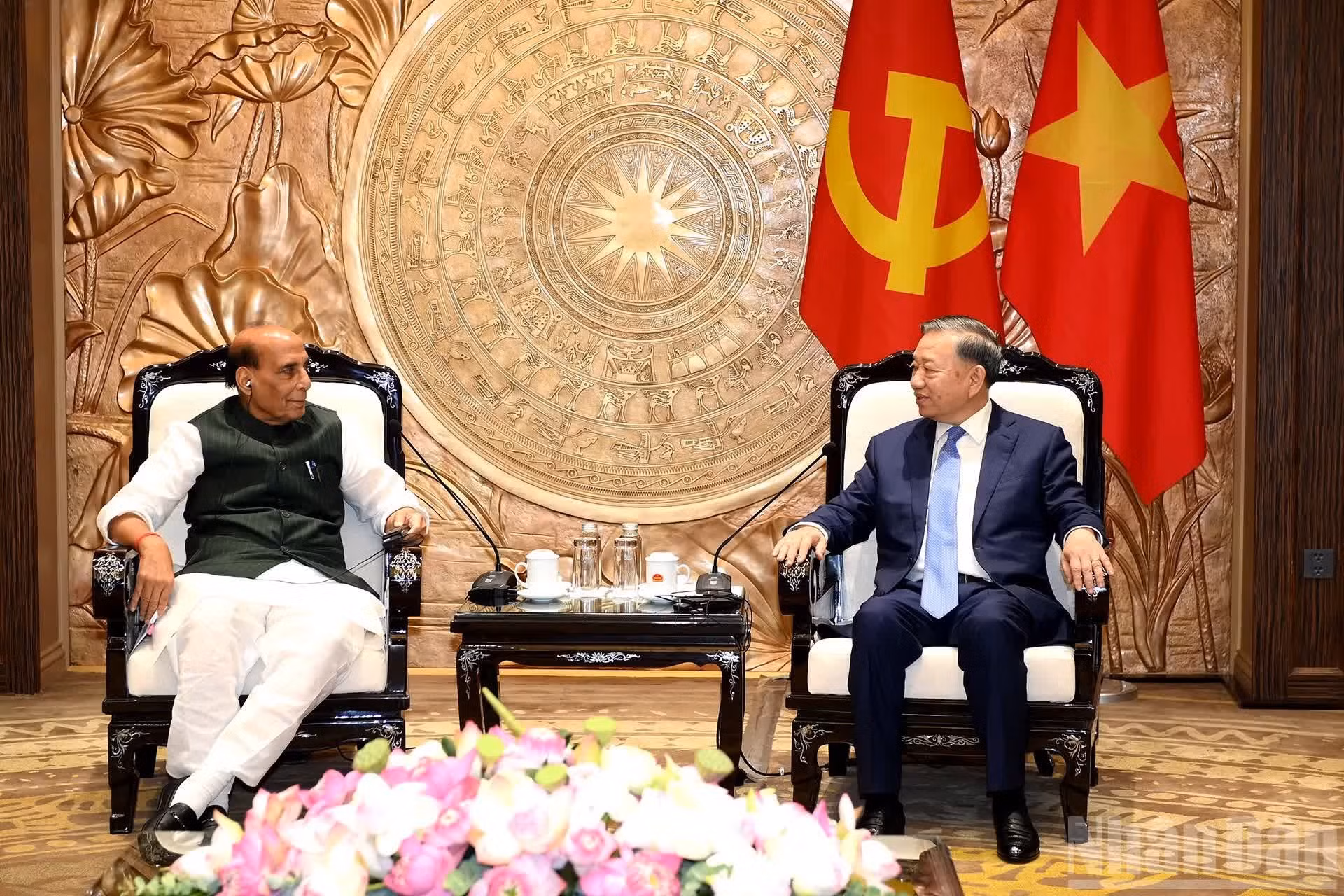 Escena de la reunión entre el secretario general del Partido Comunista y presidente de Vietnam, To Lam, y el ministro de Defensa de la India, Rajnath Singh.