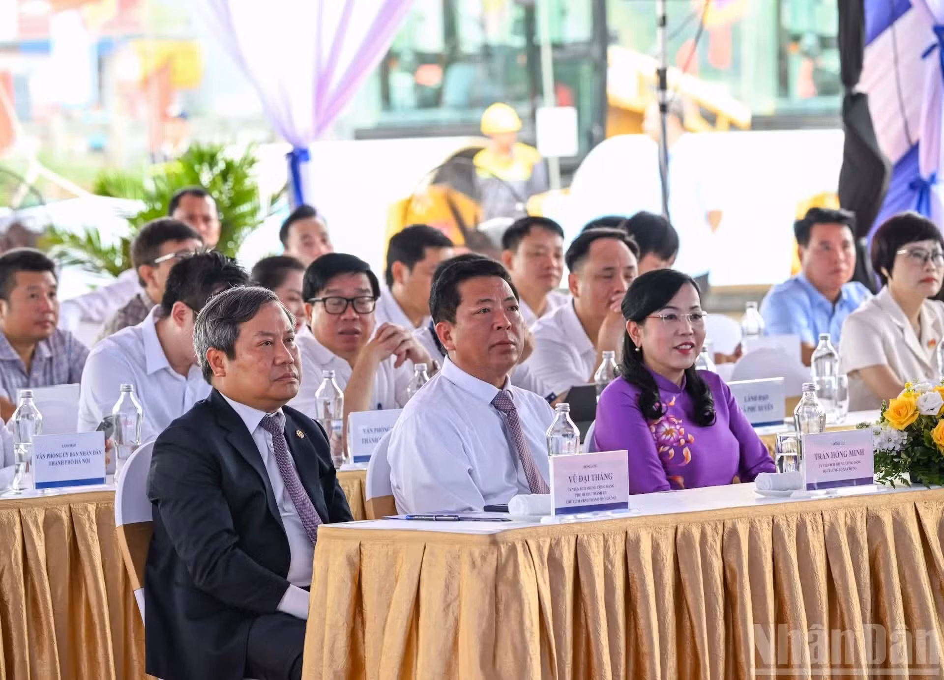 (Primera fila, de izquierda a derecha) Vu Dai Thang, presidente del Comité Popular de Hanói; Tran Hong Minh, ministro de Construcción; y Nguyen Thanh Hai, jefa de la Comisión de Ciencia, Tecnología y Medio Ambiente de la Asamblea Nacional.