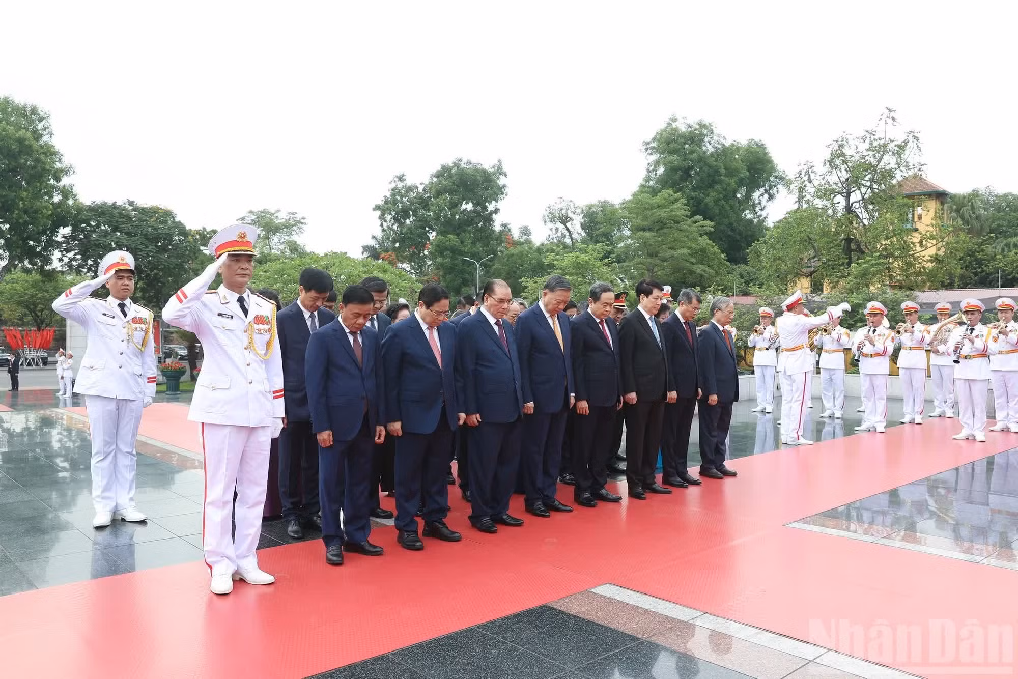 La delegación de actuales y antiguos dirigentes del Partido y del Estado se inclina ante el Monumento.