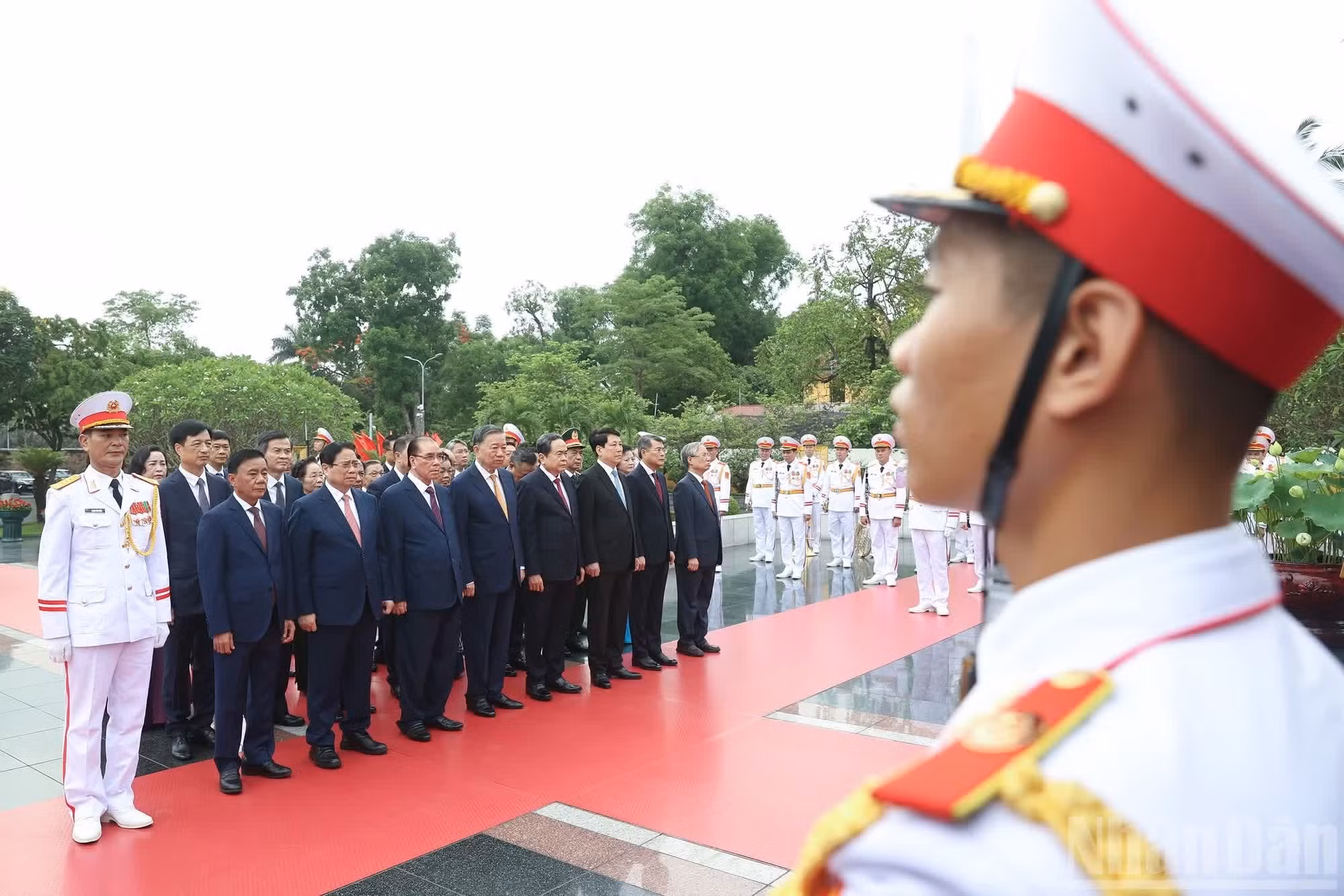 La delegación de actuales y antiguos dirigentes del Partido y del Estado rinde homenaje a los combatientes caídos en el Monumento a los mártires de guerra en la calle de Bac Son.