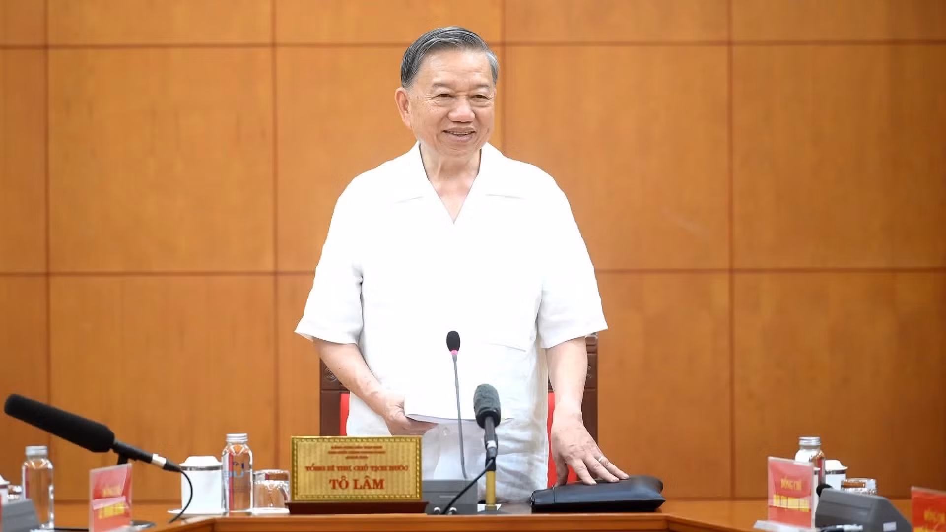 El secretario general del Partido Comunista y presidente de Vietnam, To Lam, interviene en la reunión.