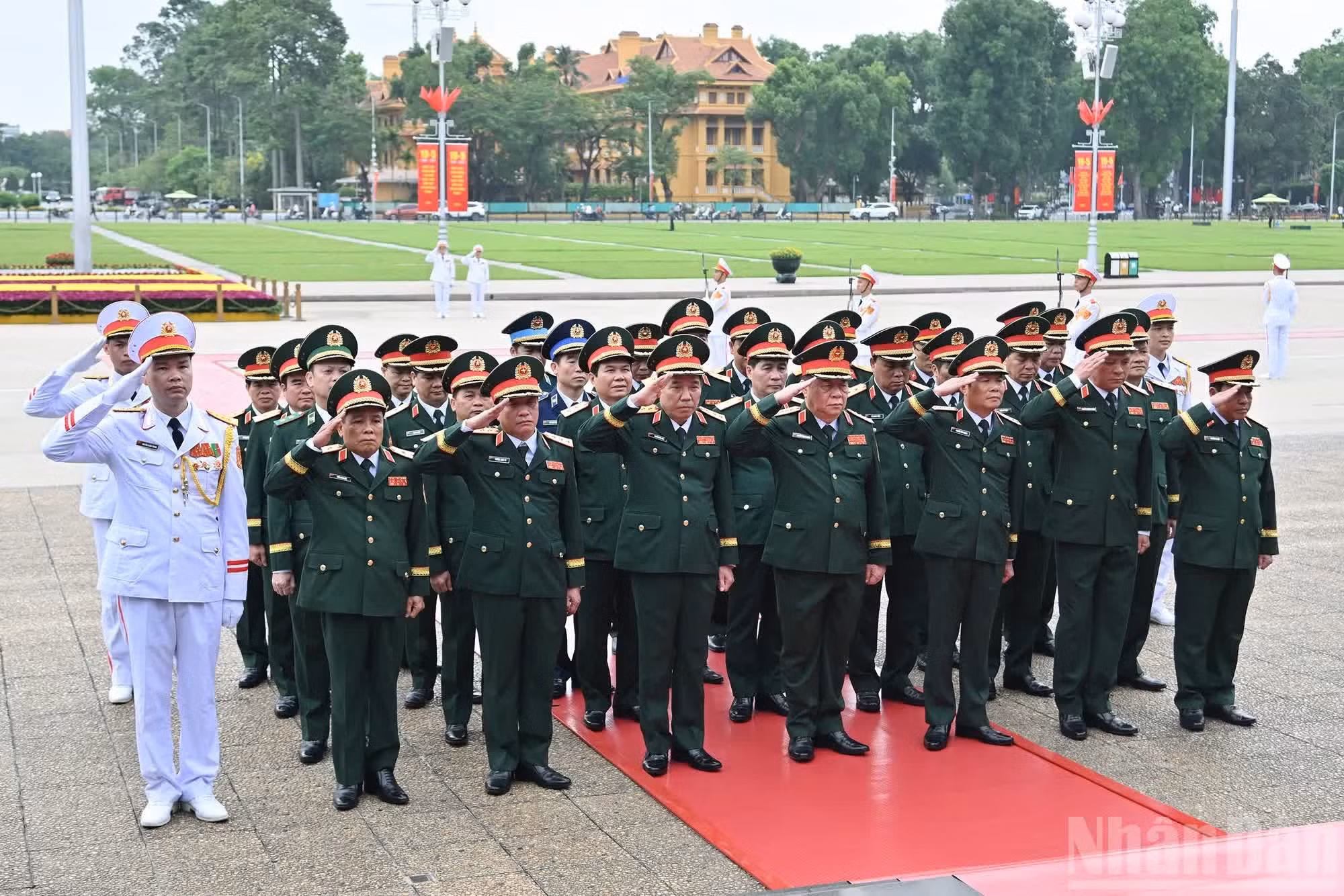 La delegación de la Comisión Militar Central y el Ministerio de Defensa presenta sus respetos al líder de la nación.