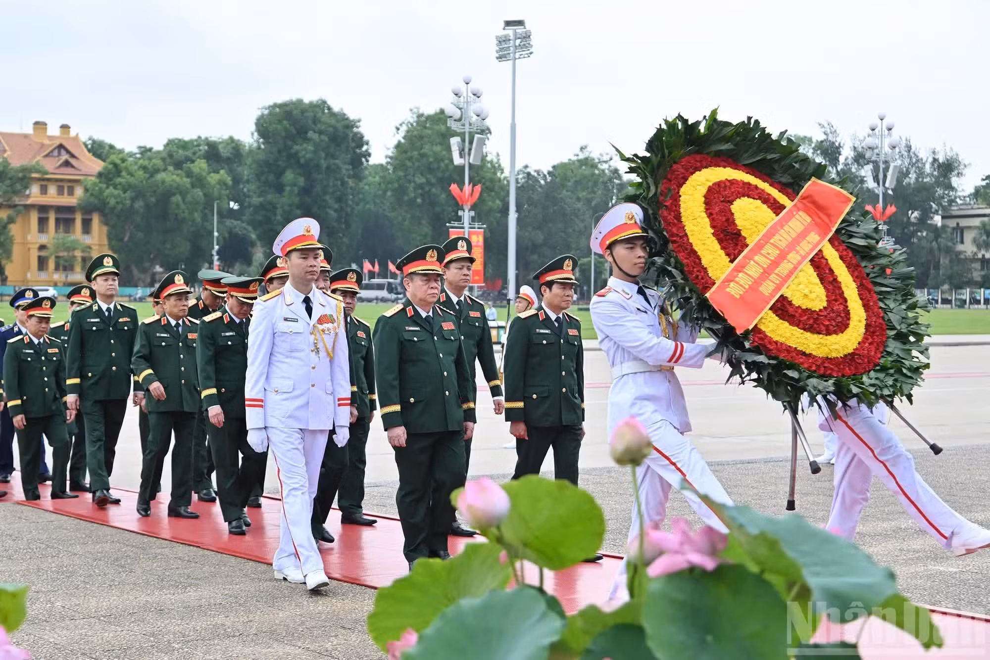 La delegación de la Comisión Militar Central y el Ministerio de Defensa estuvo encabezada por Nguyen Trong Nghia, jefe de la Dirección General de Política del Ejército Popular de Vietnam, y Nguyen Tan Cuong, jefe del Estado Mayor General del Ejército Popular de Vietnam.