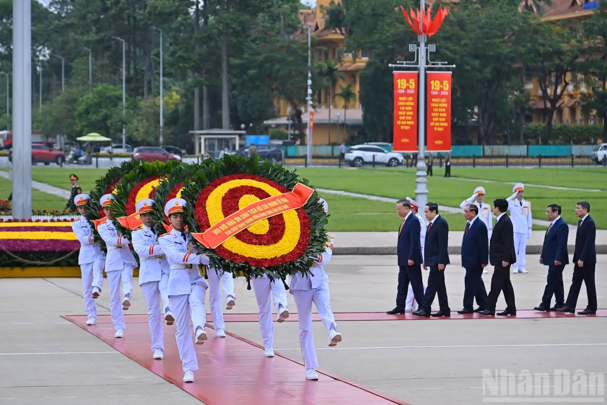 La ofrenda floral de los dirigentes nacionales lleva la frase “Infinita gratitud al gran Presidente Ho Chi Minh; Comité Central del Partido Comunista de Vietnam”.