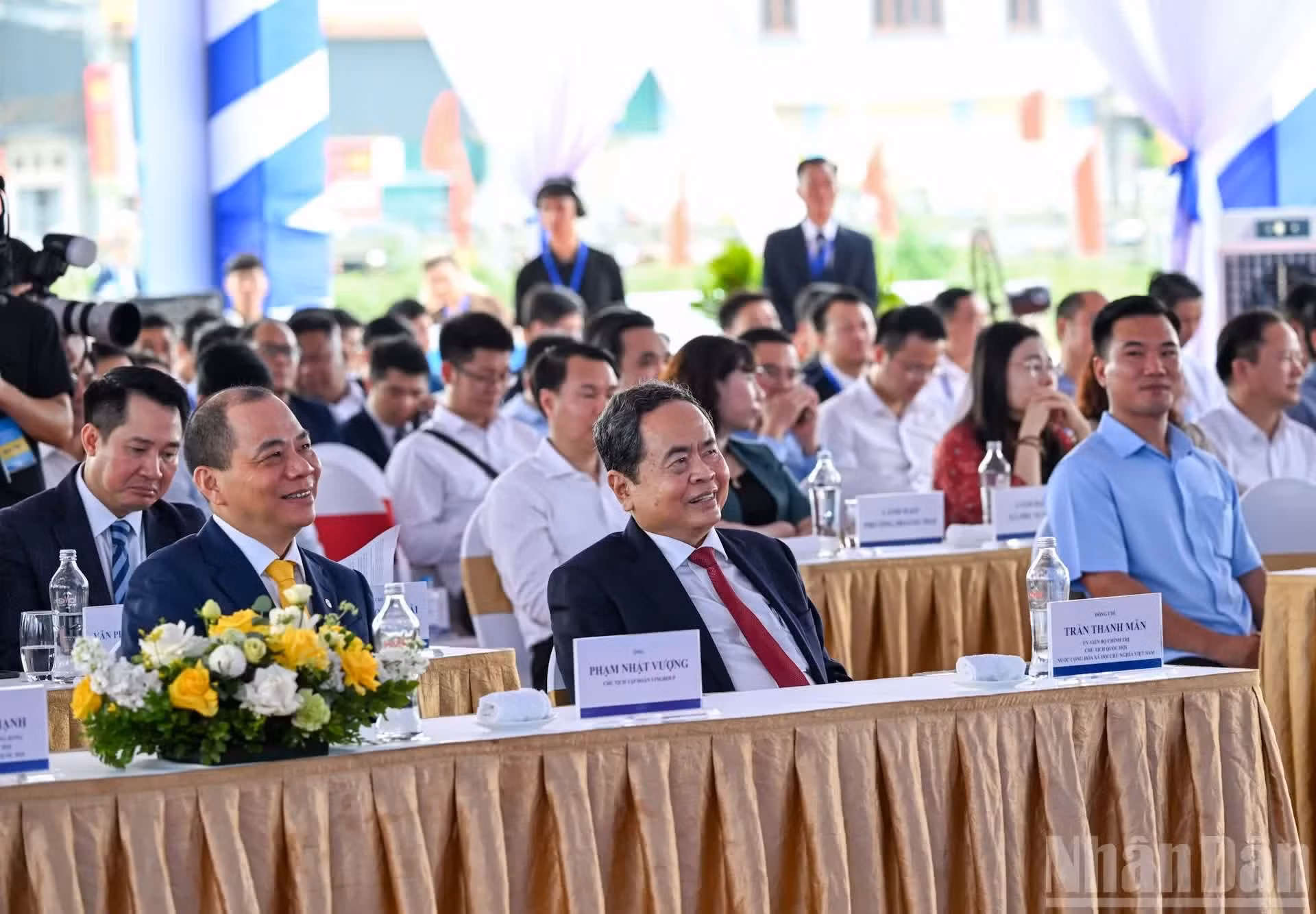 El presidente de la Asamblea Nacional de Vietnam, Tran Thanh Man, y delegados al evento.
