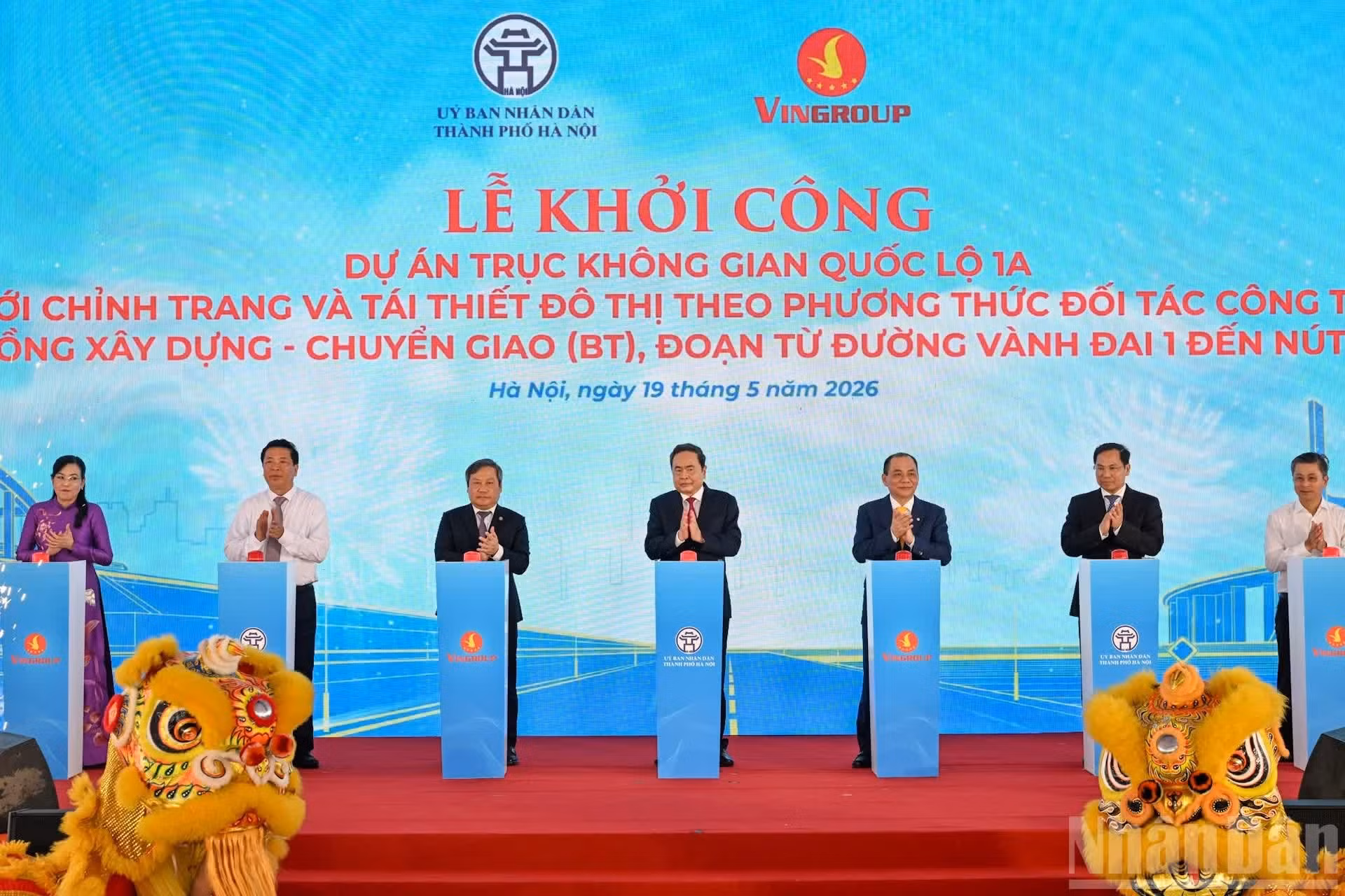 El presidente de la Asamblea Nacional de Vietnam, Tran Thanh Man, y delegados realizan el ritual protocolar para dar inicios al proyecto.
