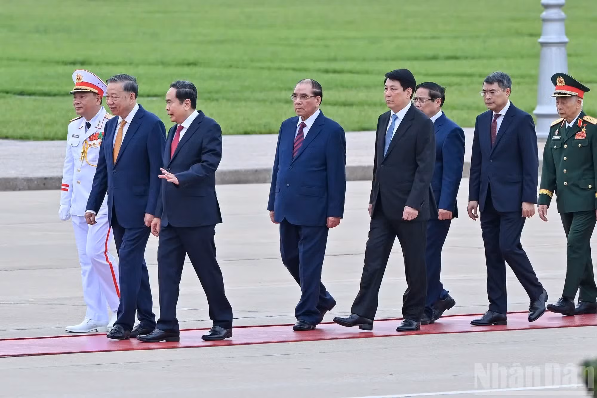 La delegación de actuales y antiguos dirigentes del Partido y del Estado camina al mausoleo.