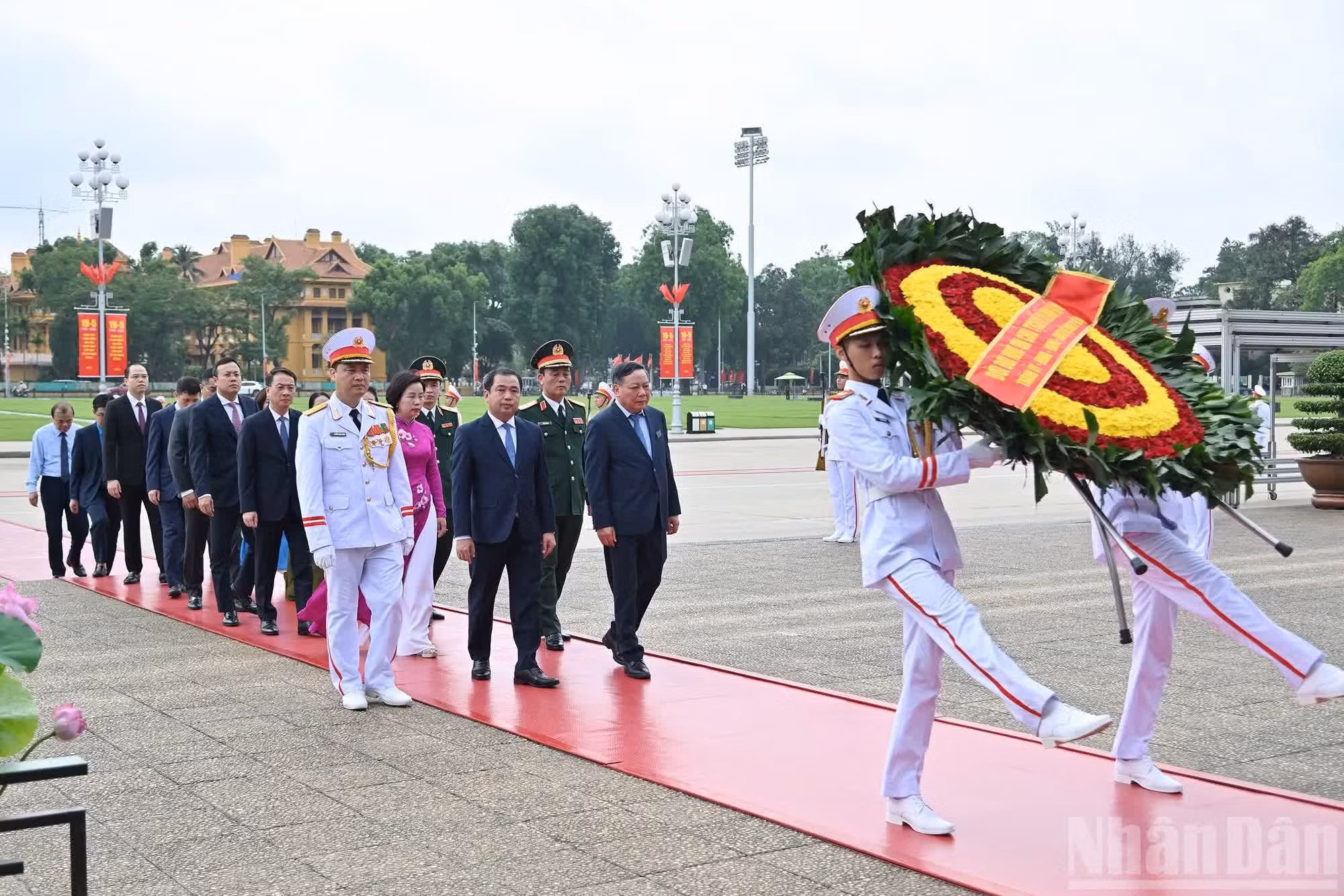 Los delegados del Comité del Partido, el Consejo Popular, el Comité Popular y la filial del Frente de la Patria de Vietnam en Hanói realizan el ritual de tributo.