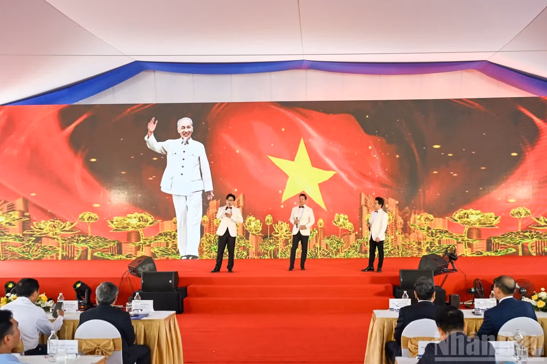 Una actuación artística en el evento.