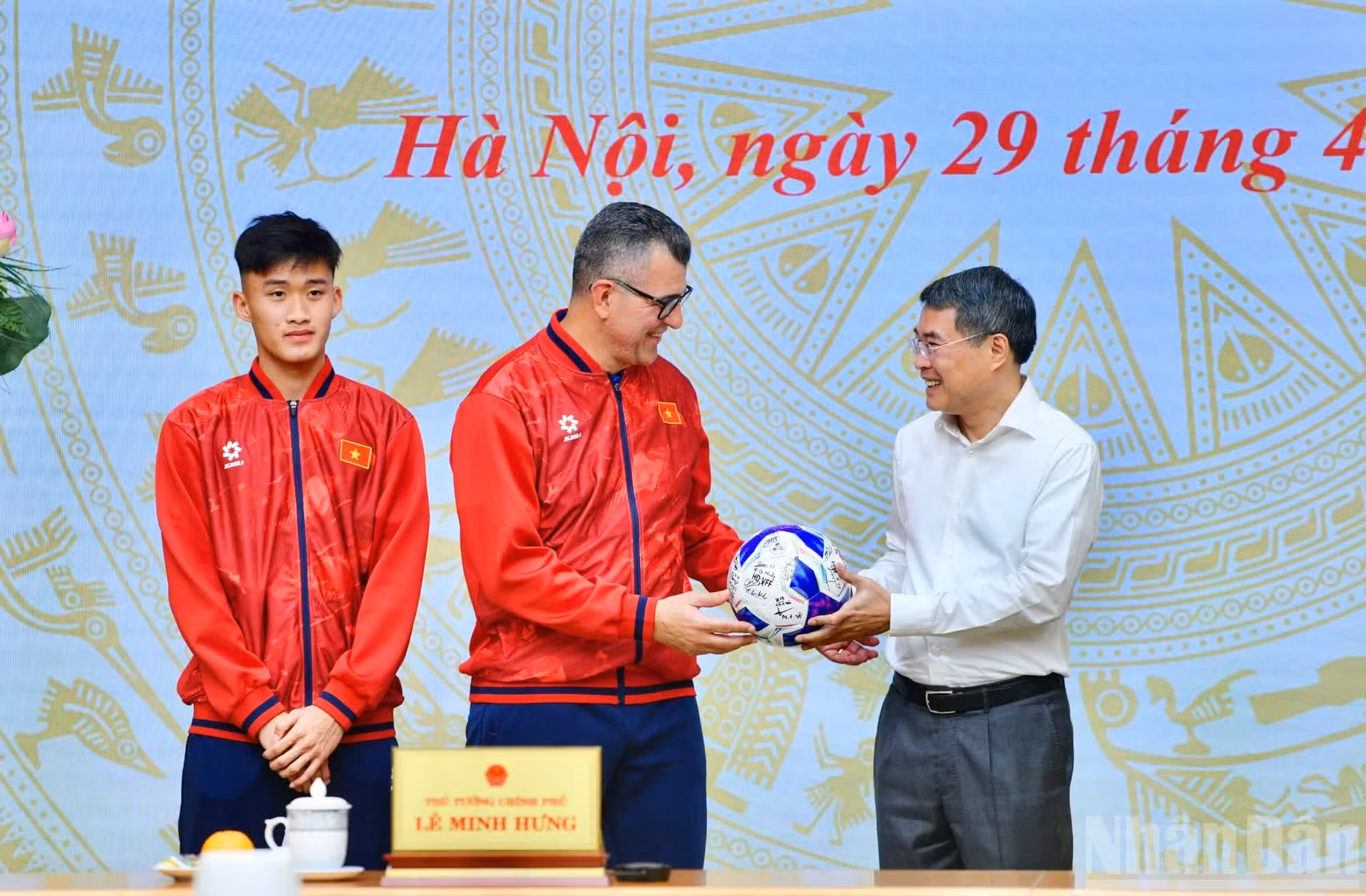 El premier recibe como regalo una pelota firmada por los miembros de la selección nacional de fútbol masculino sub-17.