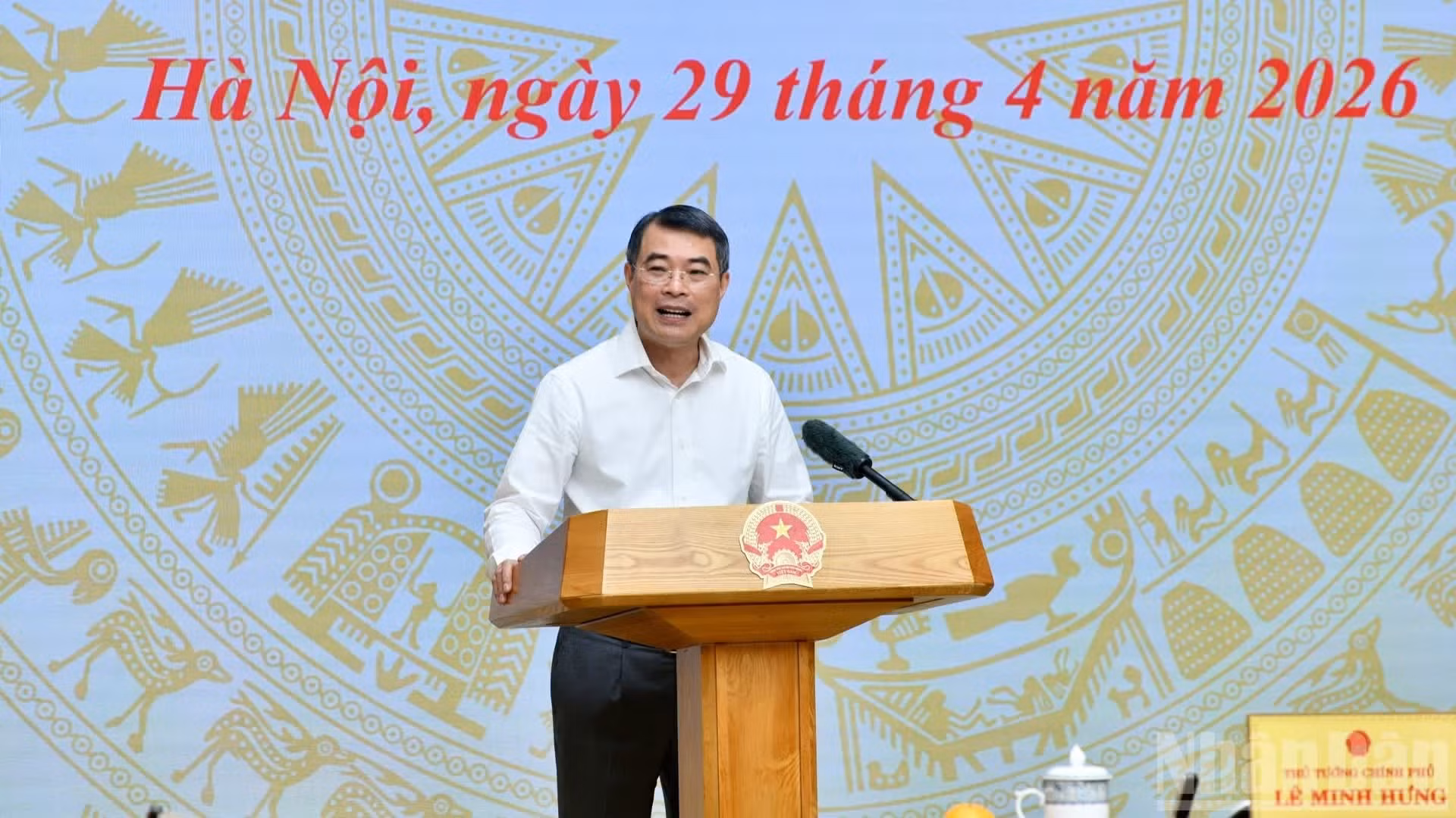 El primer ministro Le Minh Hung da palabras.