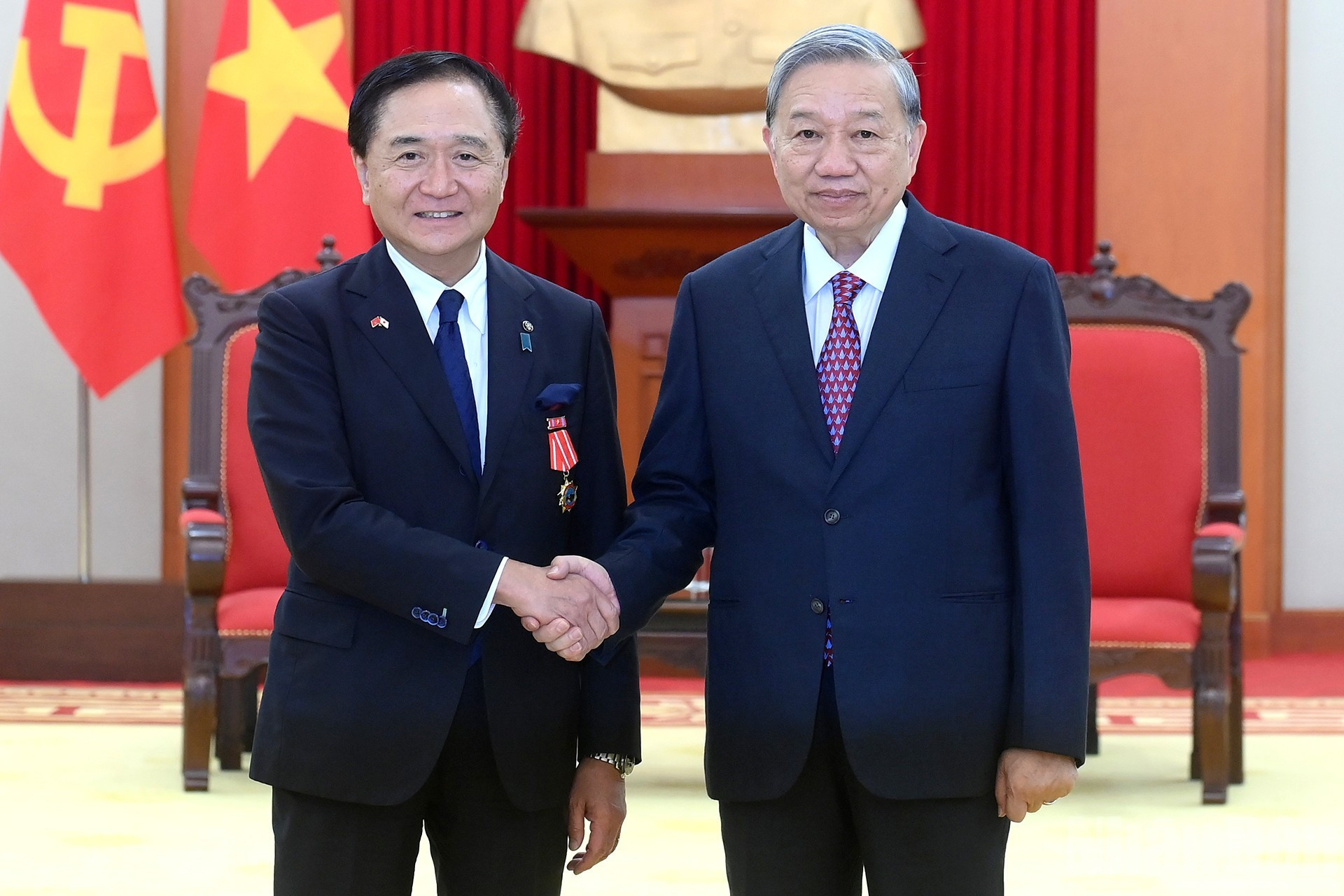 El secretario general del Partido Comunista de Vietnam, To Lam (derecha), y el gobernador de la prefectura japonesa de Kanagawa, Kuroiwa Yuji.