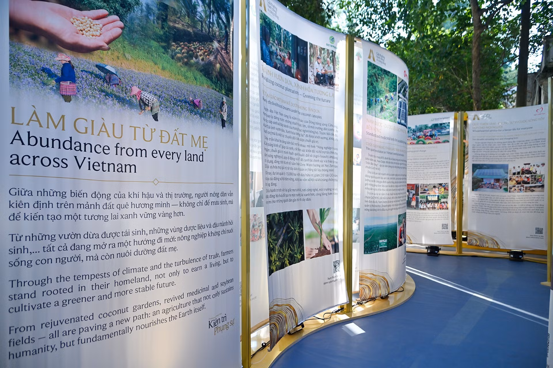 La exposición presenta los 27 trabajos finalistas del galardón.