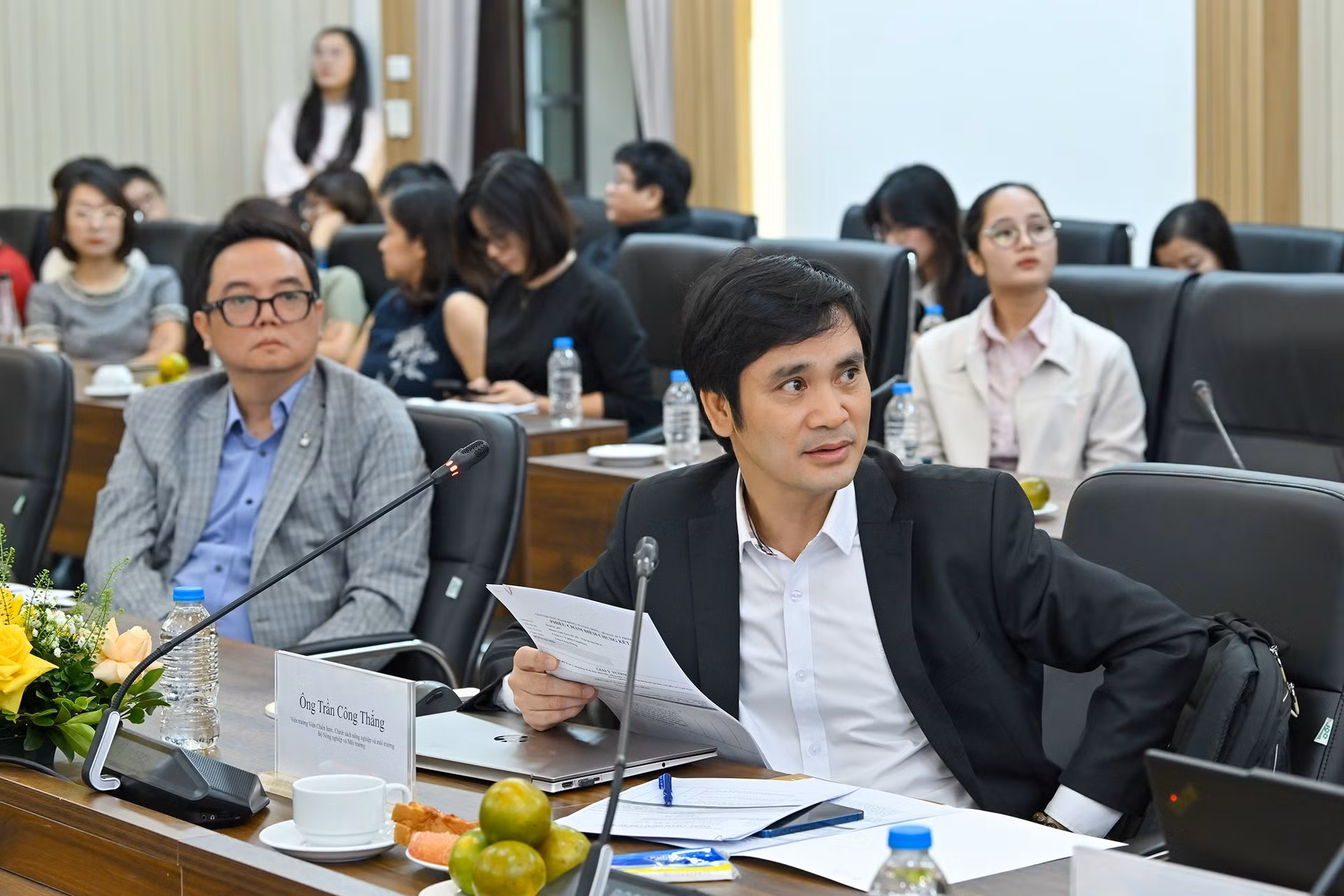 Tran Cong Thang, director del Instituto de Estrategias y Políticas sobre Agricultura y Medio Ambiente del Ministerio de Agricultura y Medio Ambiente, formula preguntas a un candidato.